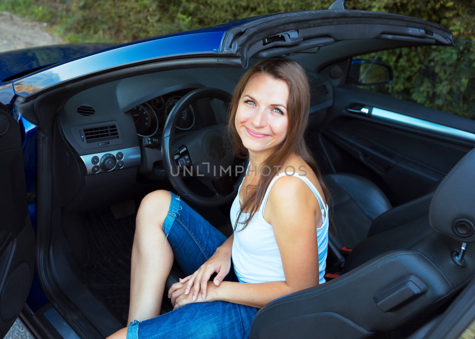 Caucasian woman in a cabriolet car