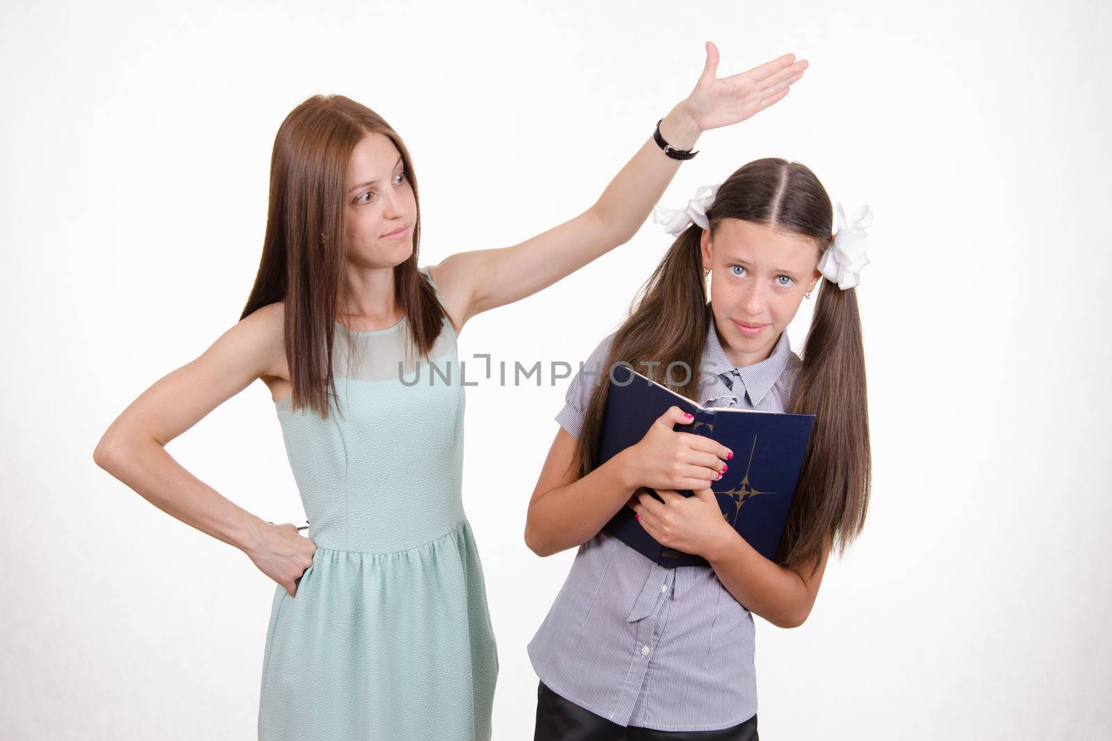 Teacher bangs his hand on the head and scolds student