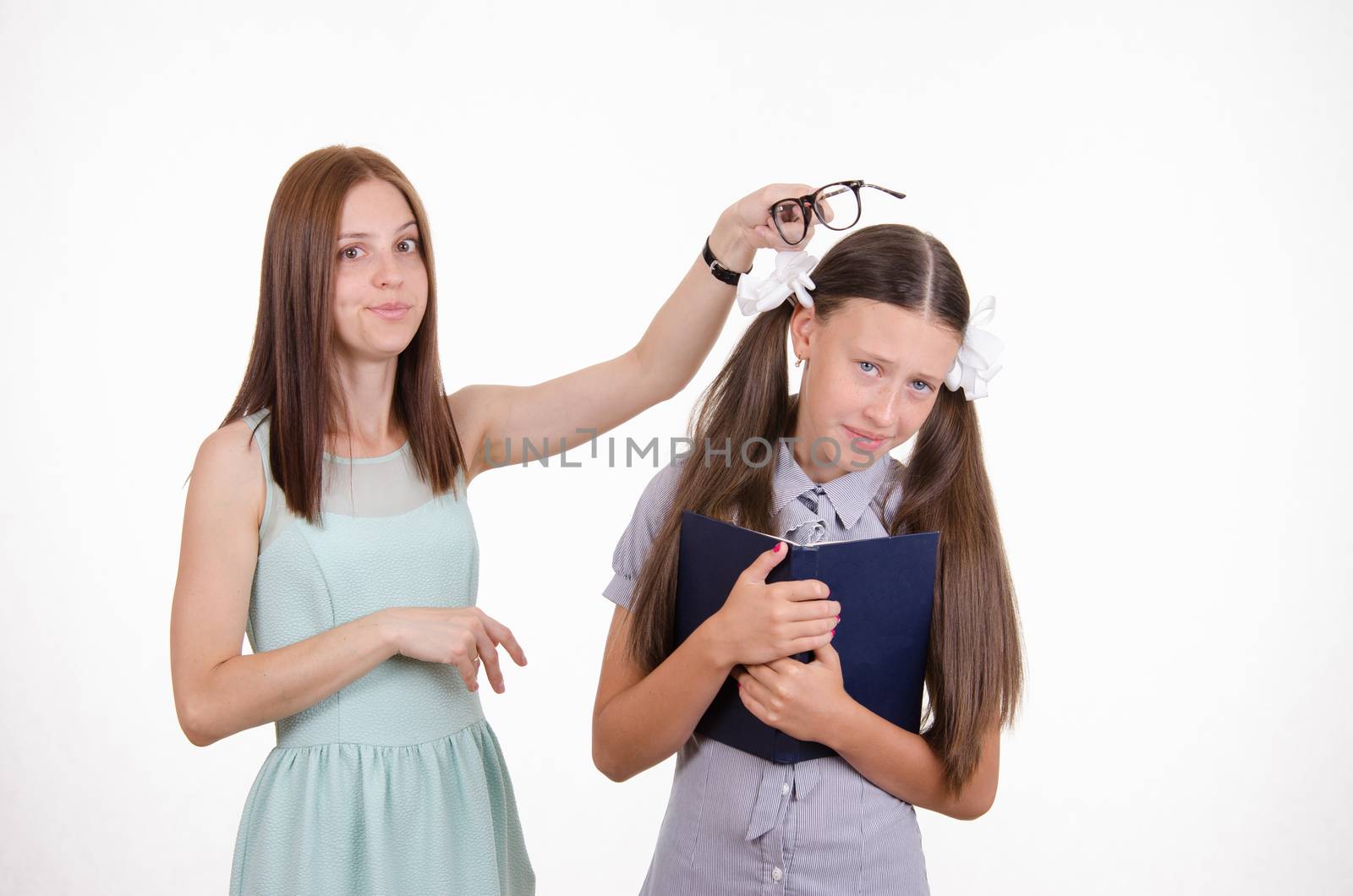 Teacher bangs his hand on the head and scolds student