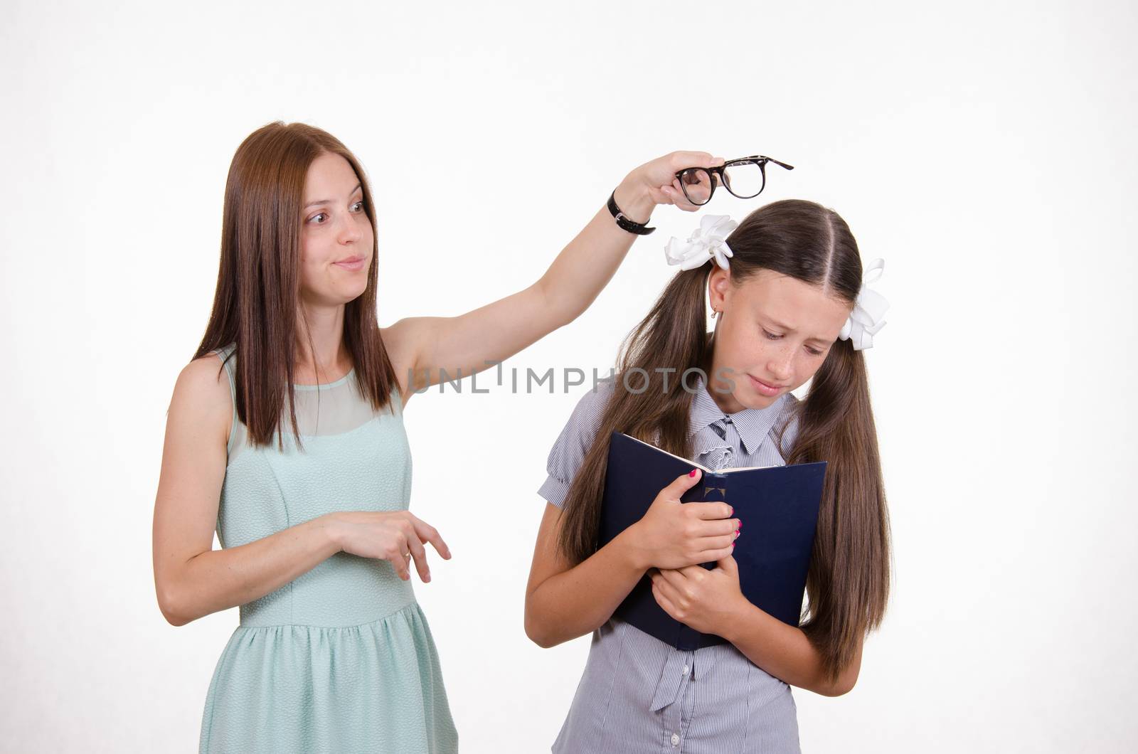 Teacher bangs his hand on the head and scolds student