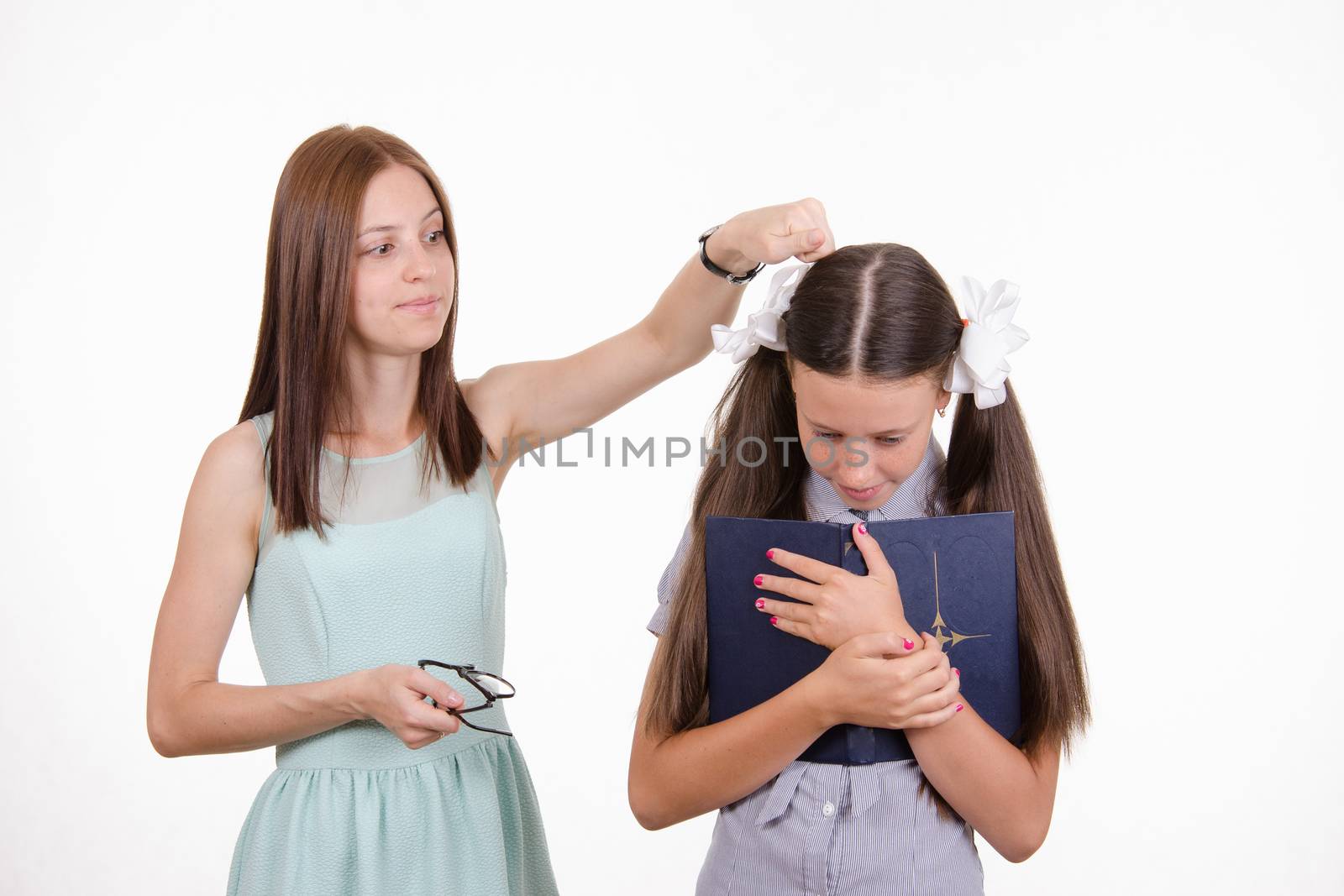 Teacher bangs his hand on the head and scolds student