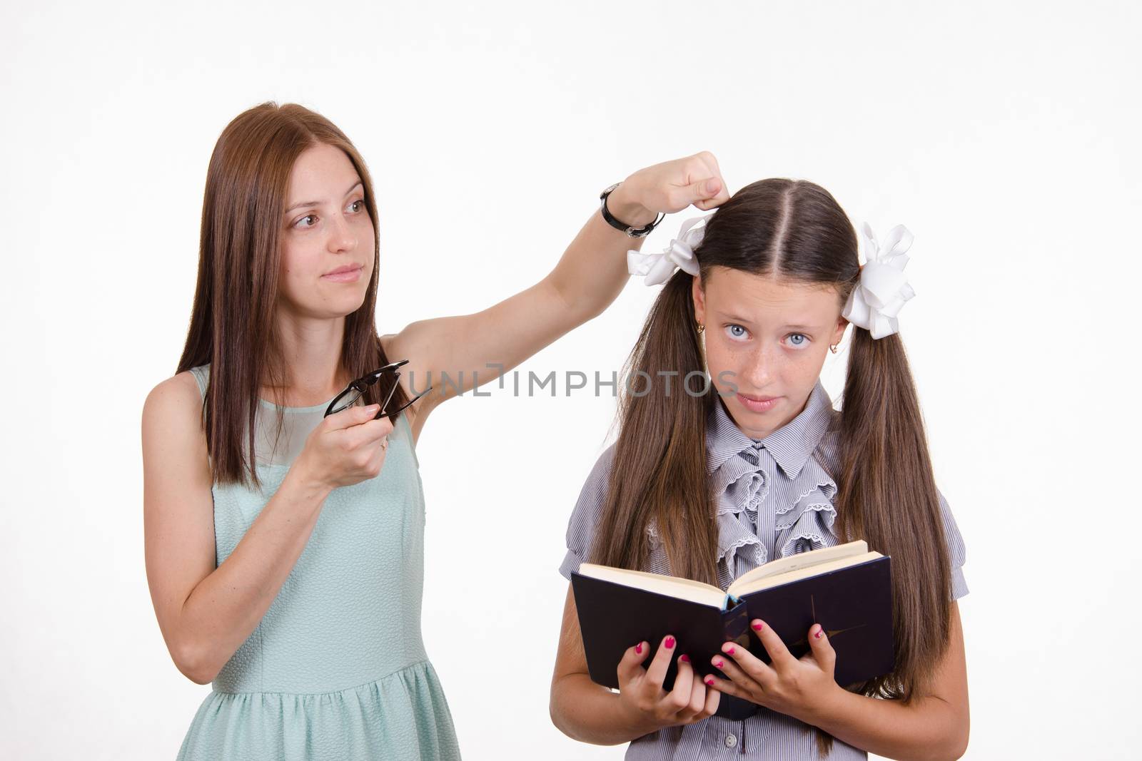 Teacher bangs his hand on the head and scolds student
