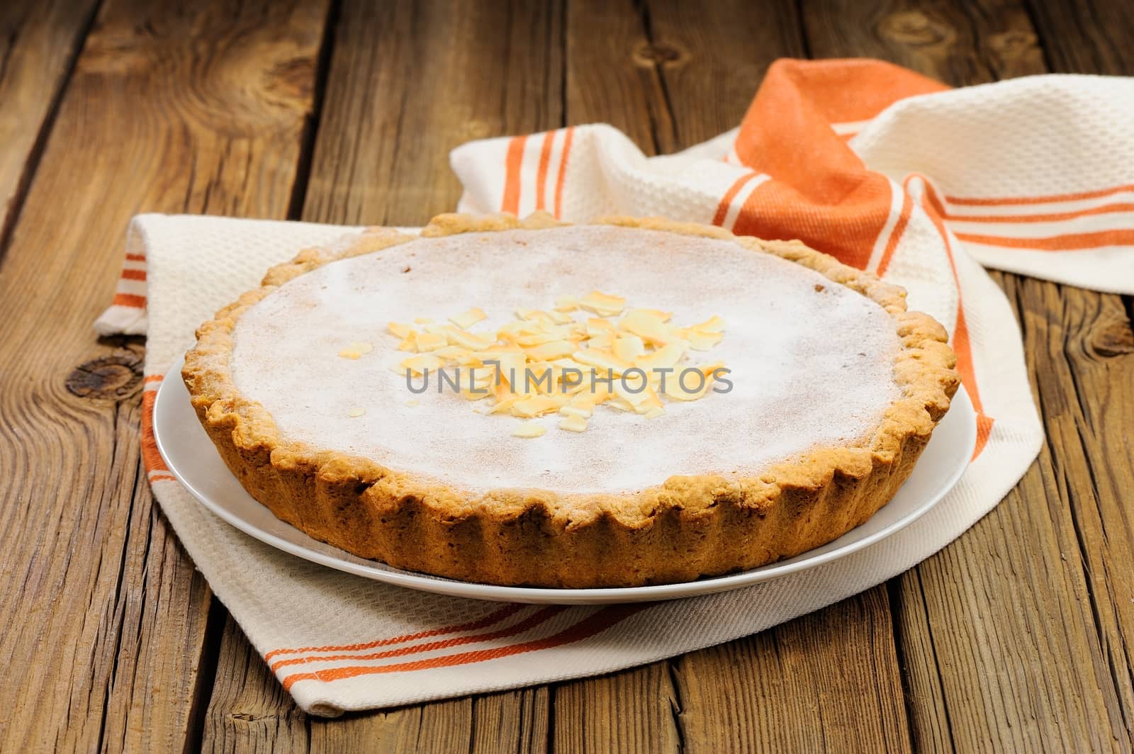 Banana tart with cloth on wooden background