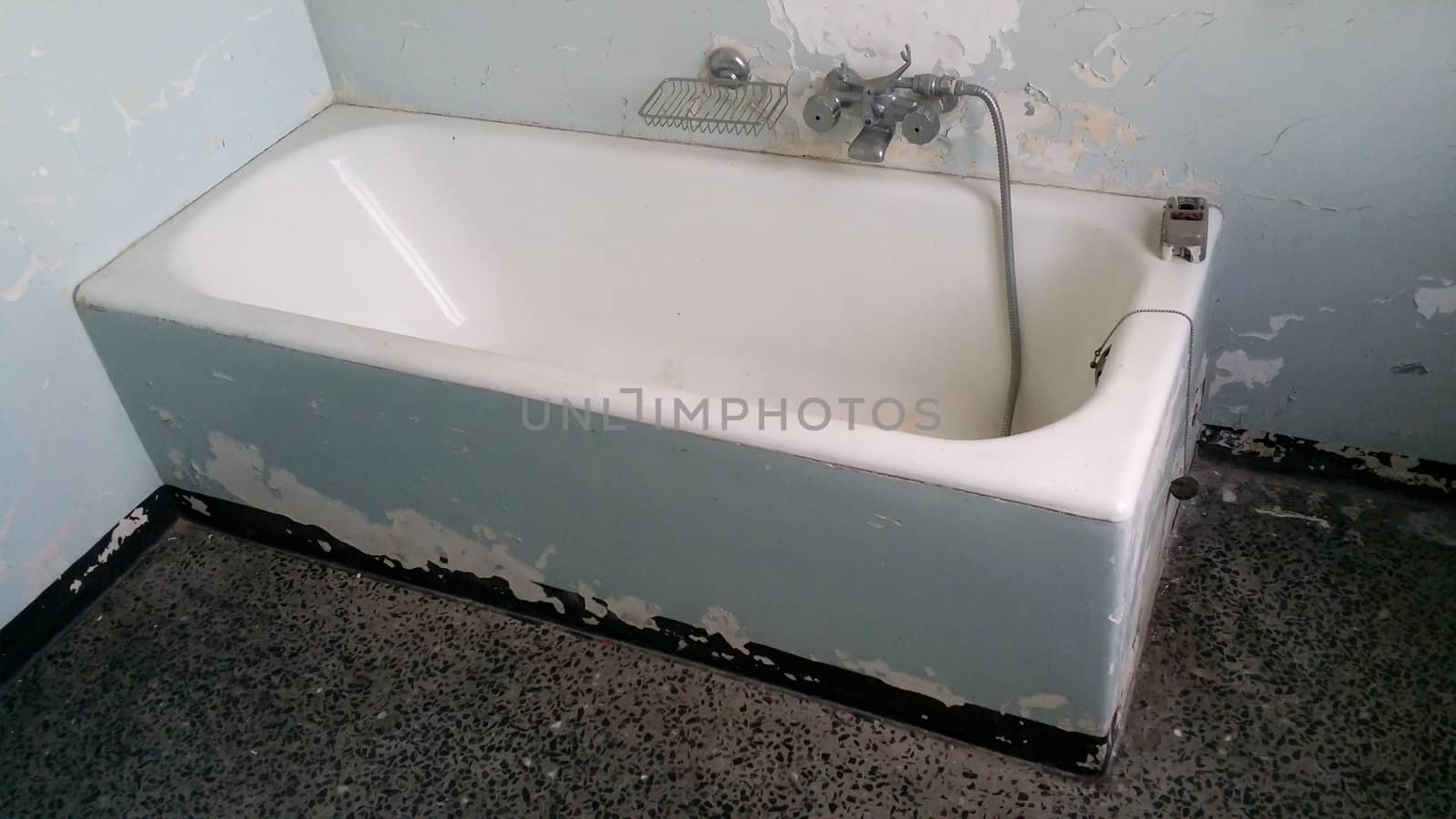 bathtub poorly maintained and to be restored