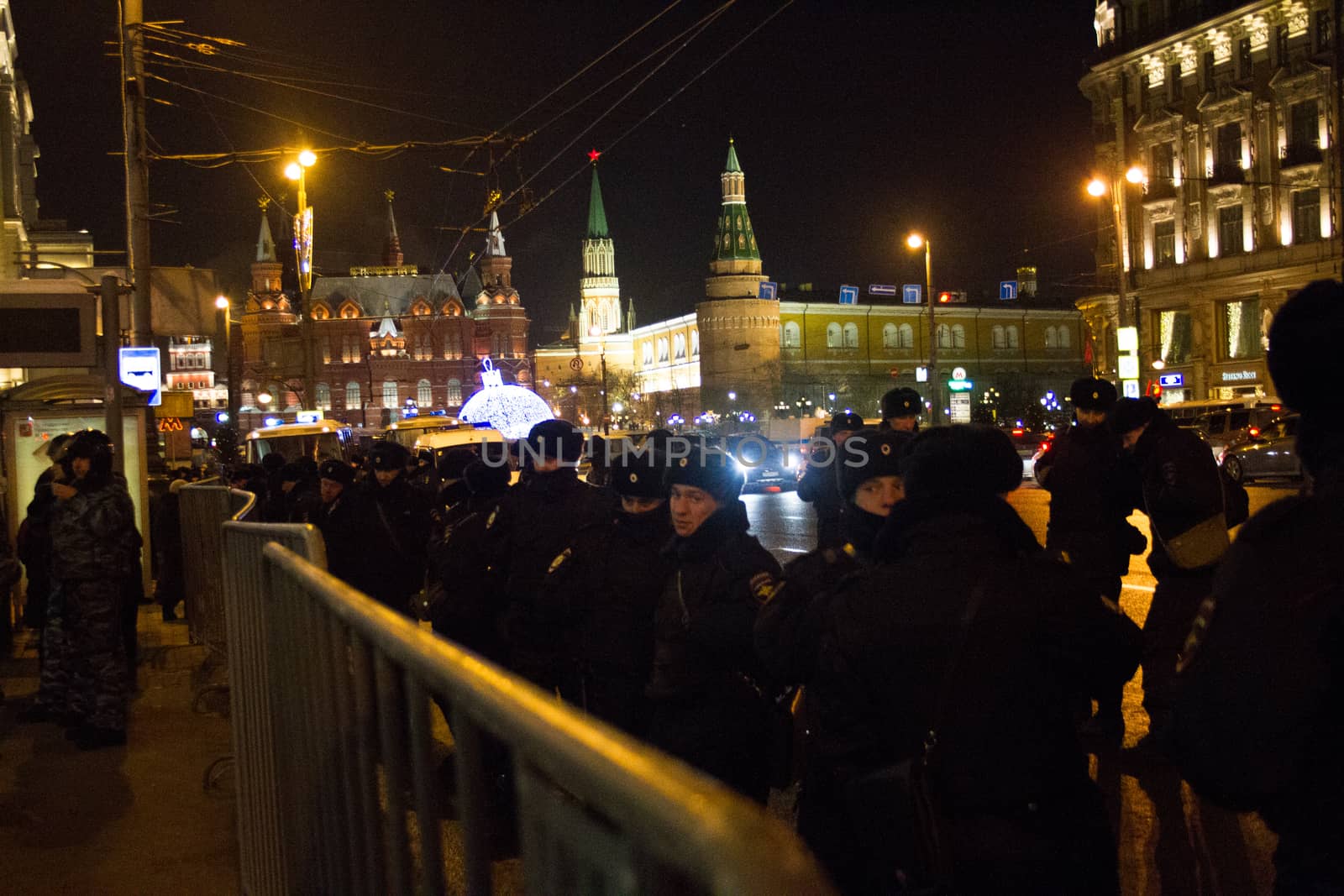 The police and internal troops protect the Kremlin from protesters