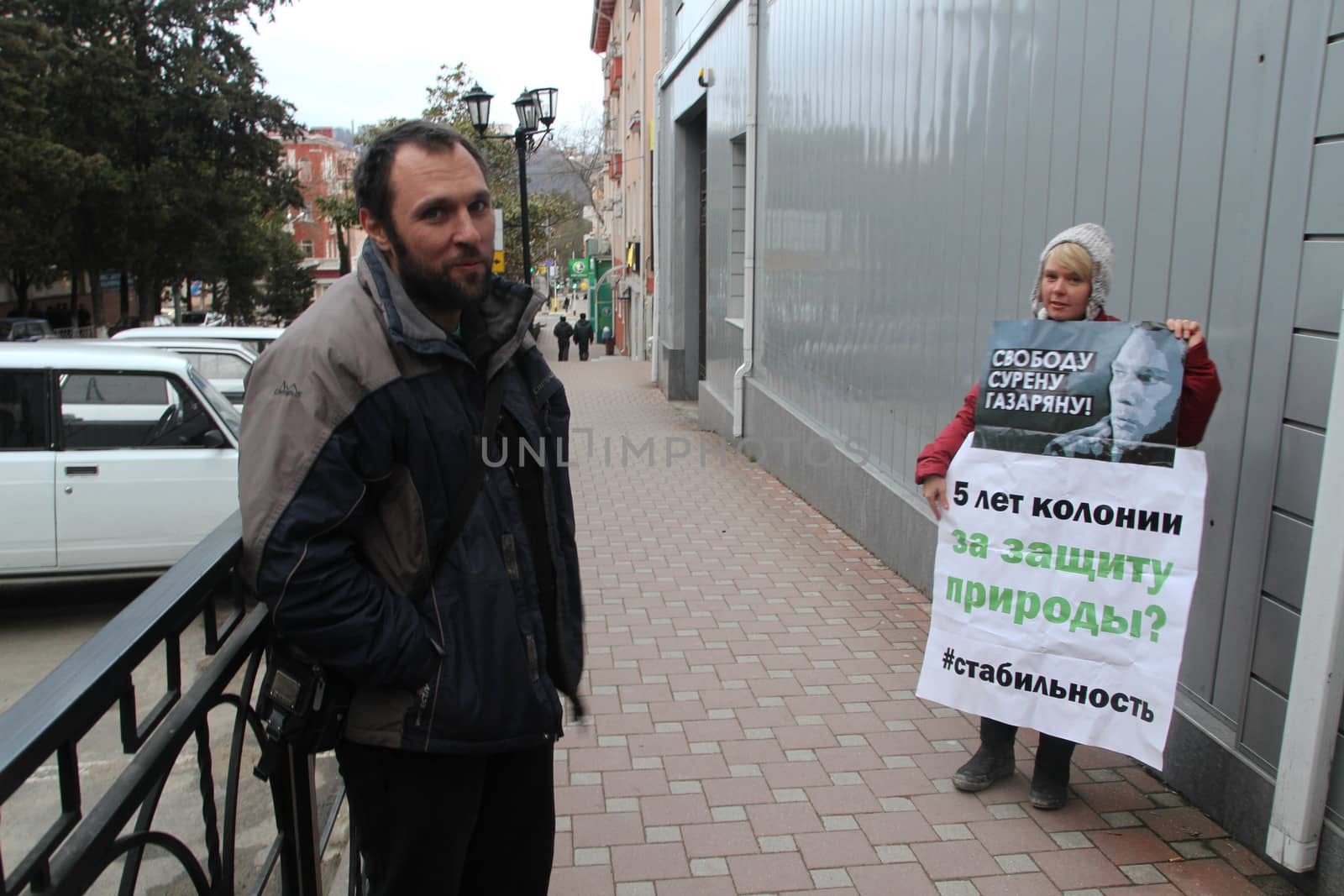 The politician Evgenia Chirikova with the poster in support of the arrested Suren Gazaryan. And the Gazaryan who is just released from under arrest