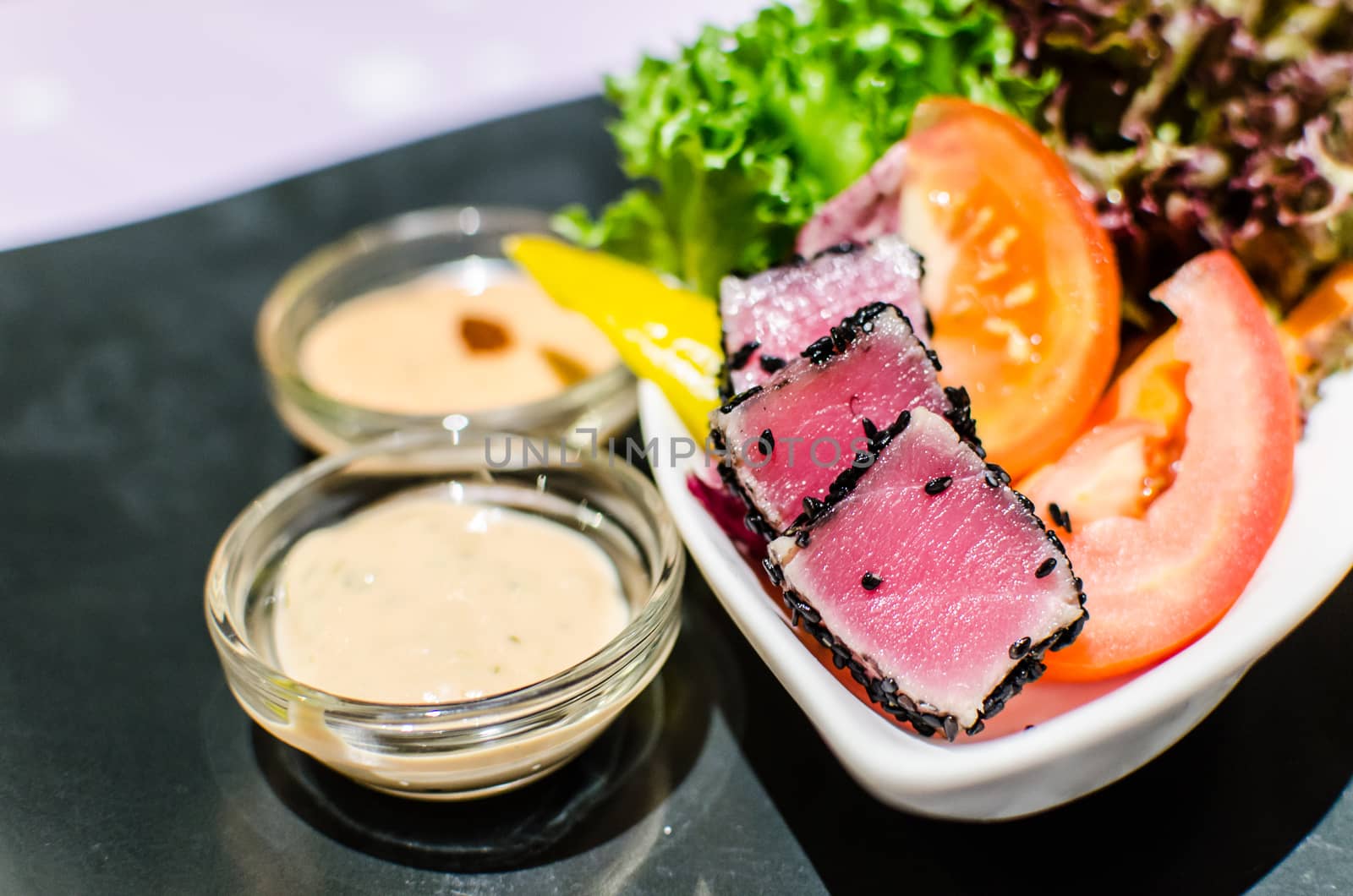 Grilled tuna with sesame and cream salad with vegetables