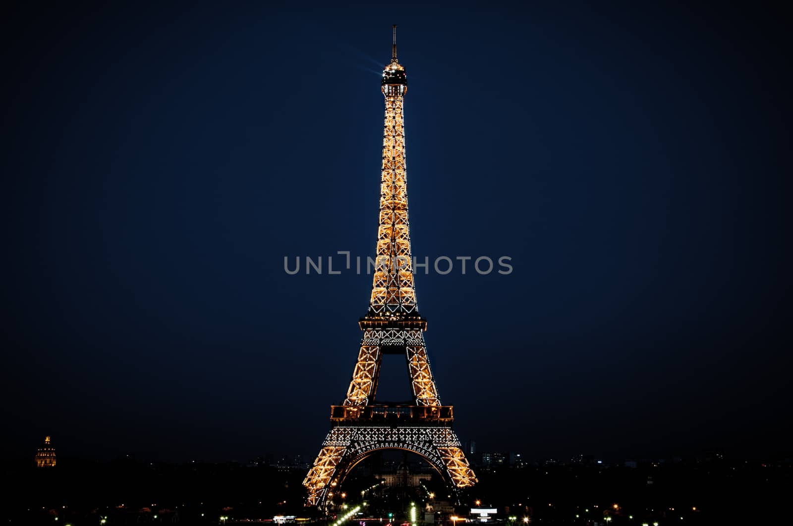 Picture of the most famous tower in the world with a night lightshow