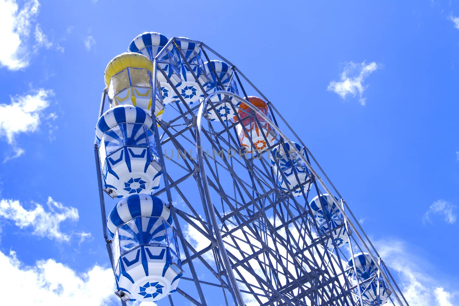 Giant ferris wheel against blue sky and white cloud