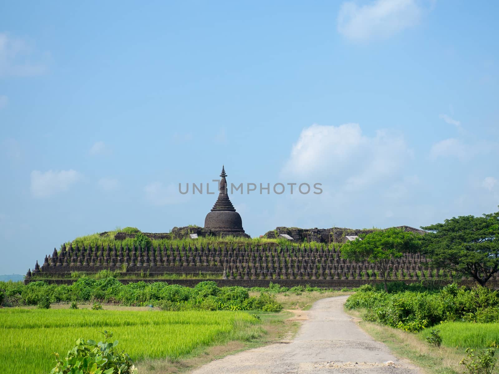 The Koe-thaung Temple, the temple of the 90,000 Buddhas, built by King Min Dikkha during the years 1554-1556 in Mrauk U, Rakhin State in Myanmar.