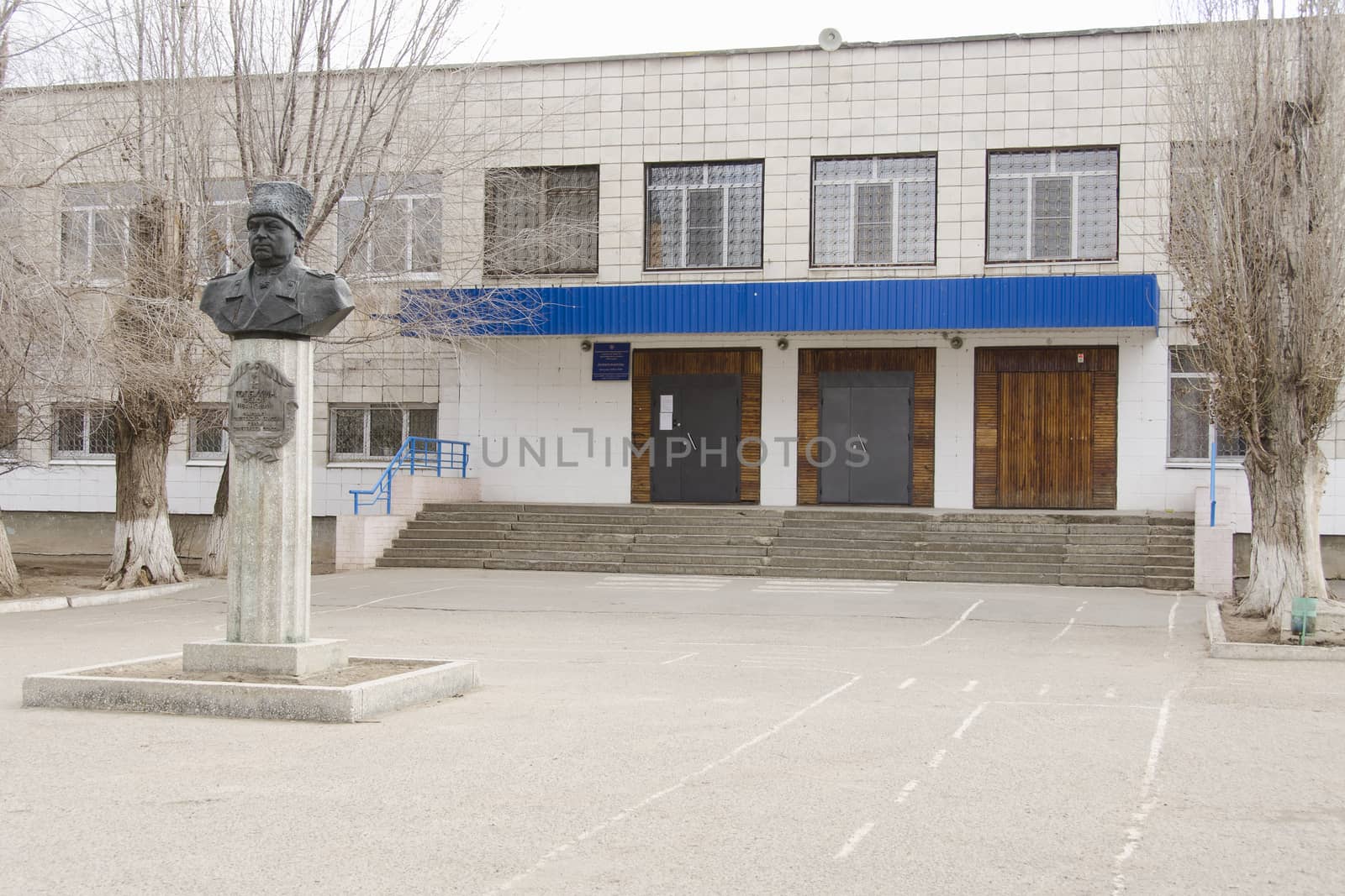 Lyceum 1 of the Krasnoarmeisk district of Volgograd. Previously - secondary school 22. The front entrance. In early spring.
