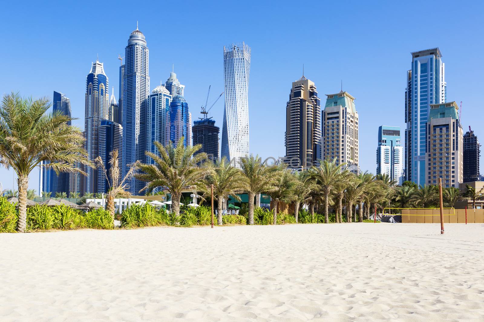 Horizontal view of skyscrapers and jumeirah beach by vwalakte