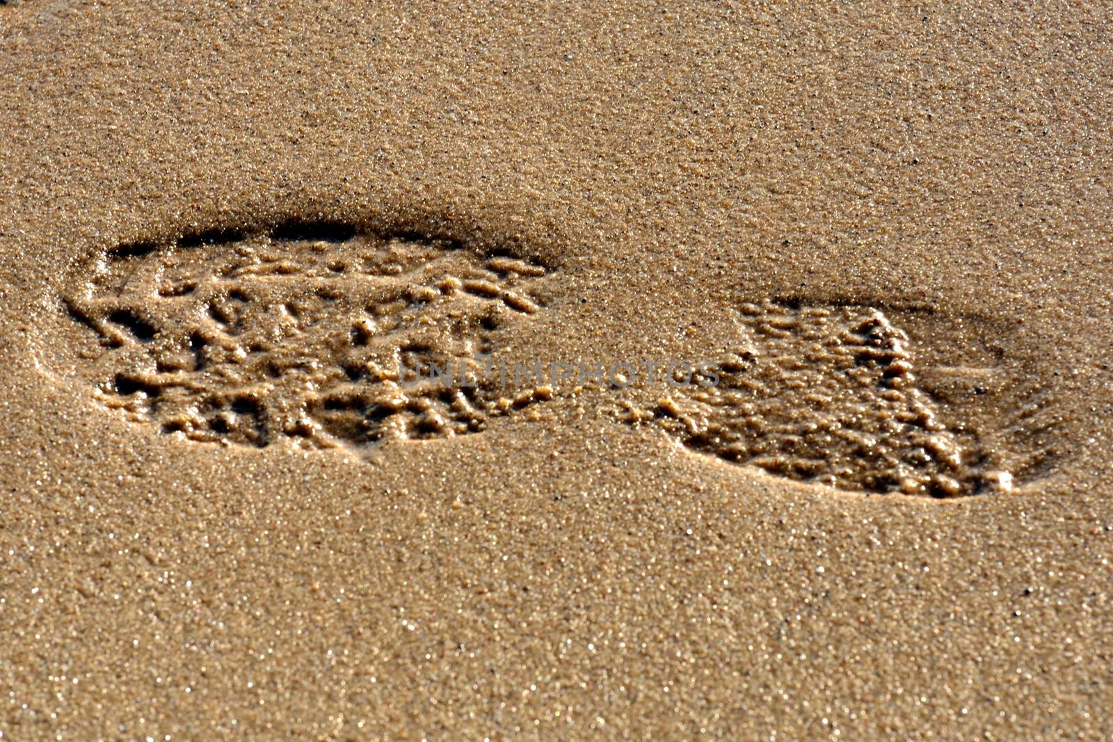 footprint in sand by pauws99