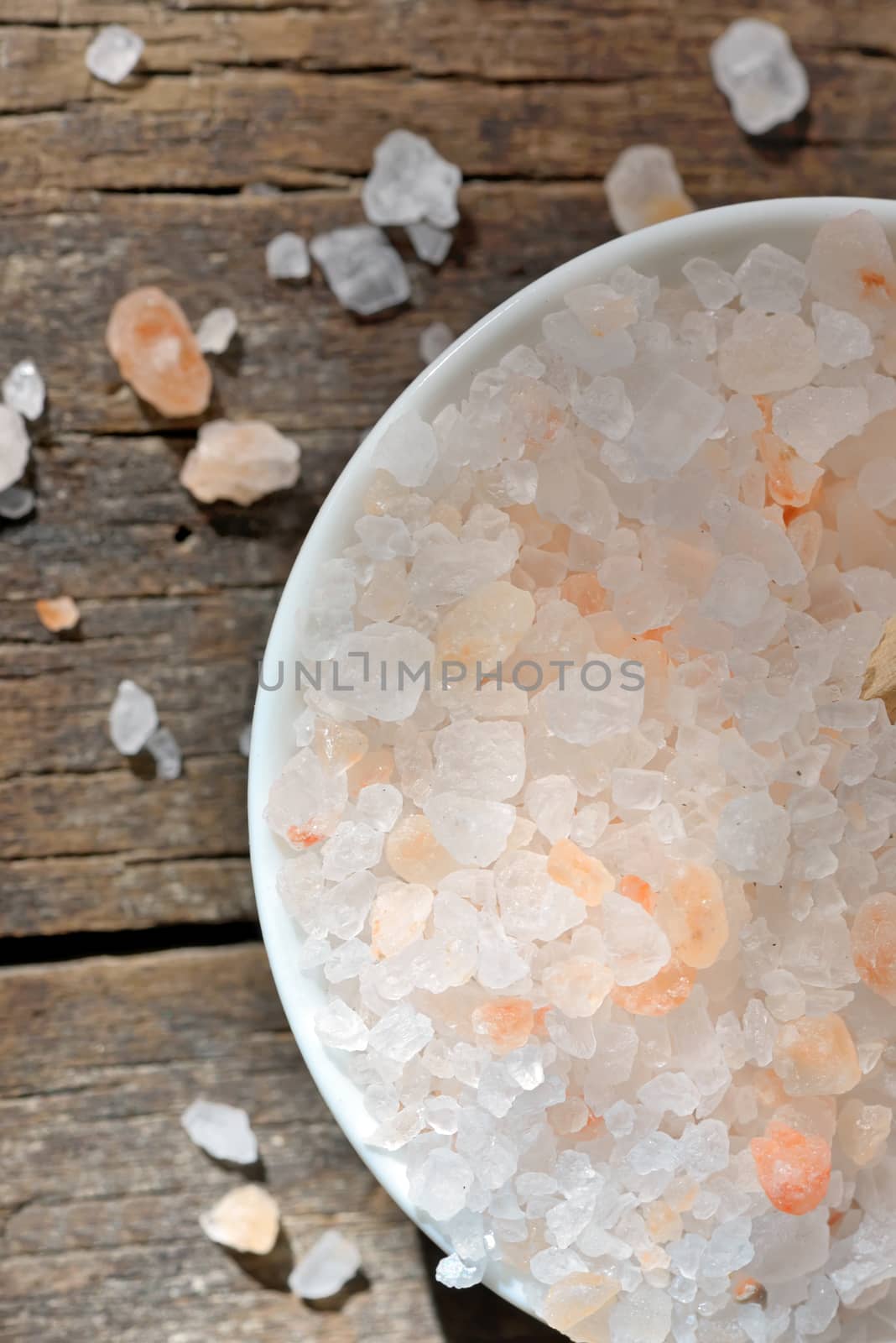 himalayan pink salt on old wood table