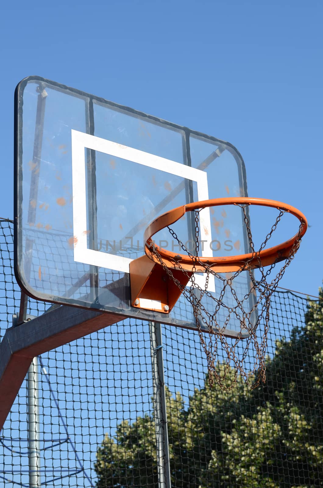 Basketball basket