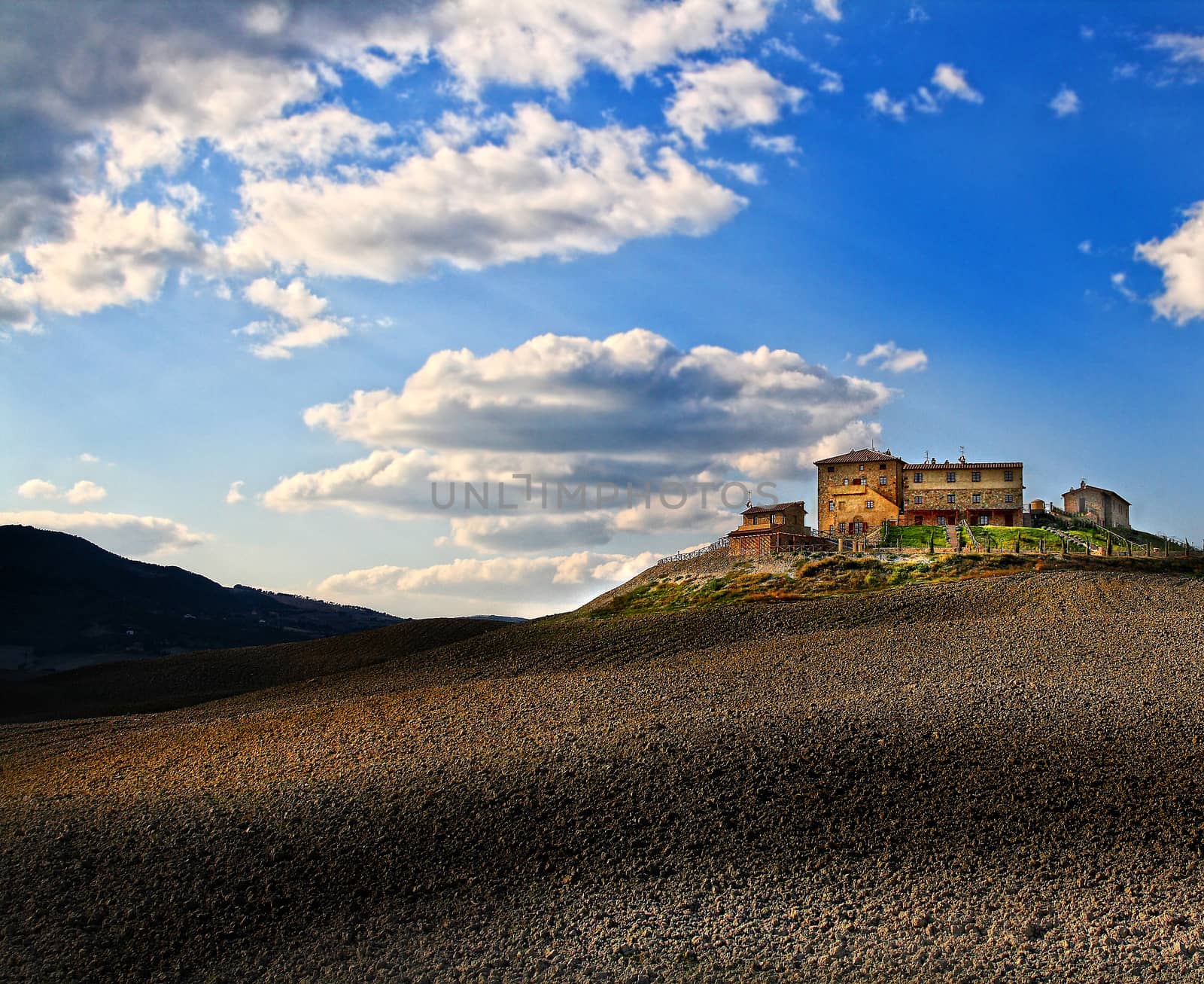 Tuscan cottage by stefanoventuri