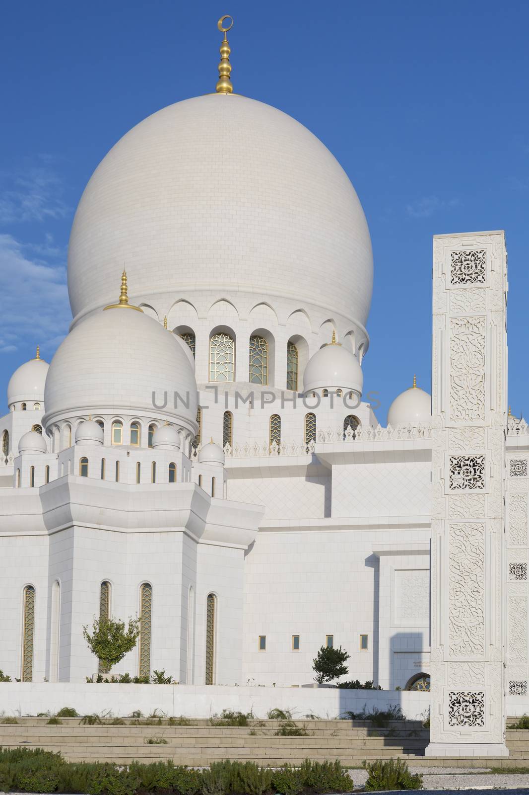 Vertical view of famous Sheikh Zayed Grand Mosque by vwalakte