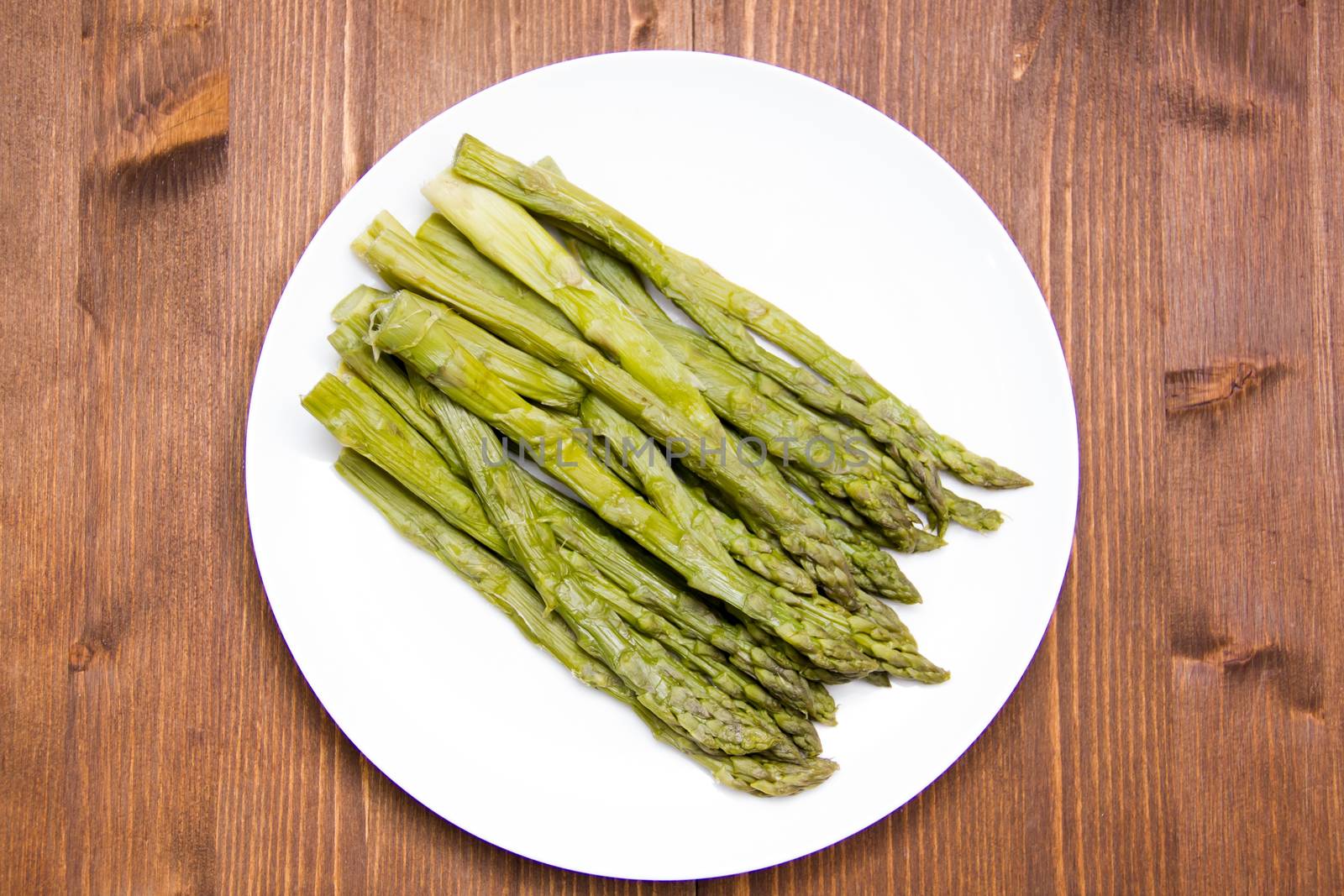 Asparagus on wood from above by spafra