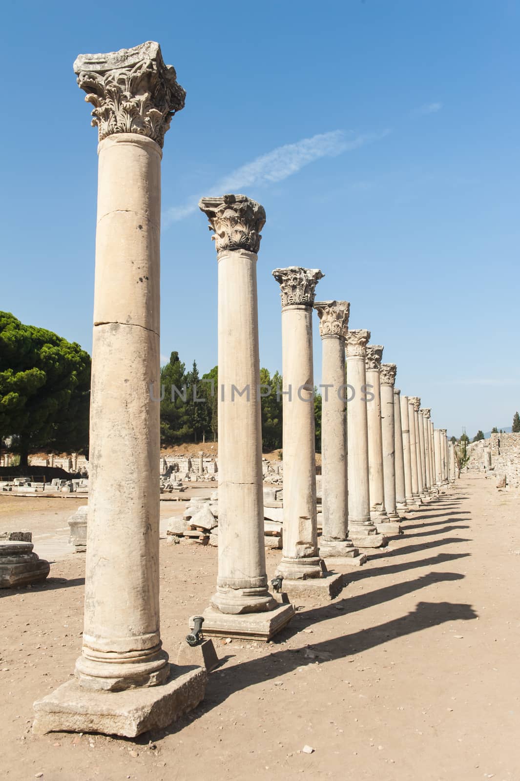 Columns in Ephesus by fyletto