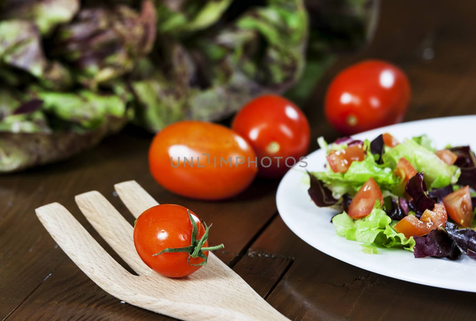 Mixed salad with red chicory and tomato