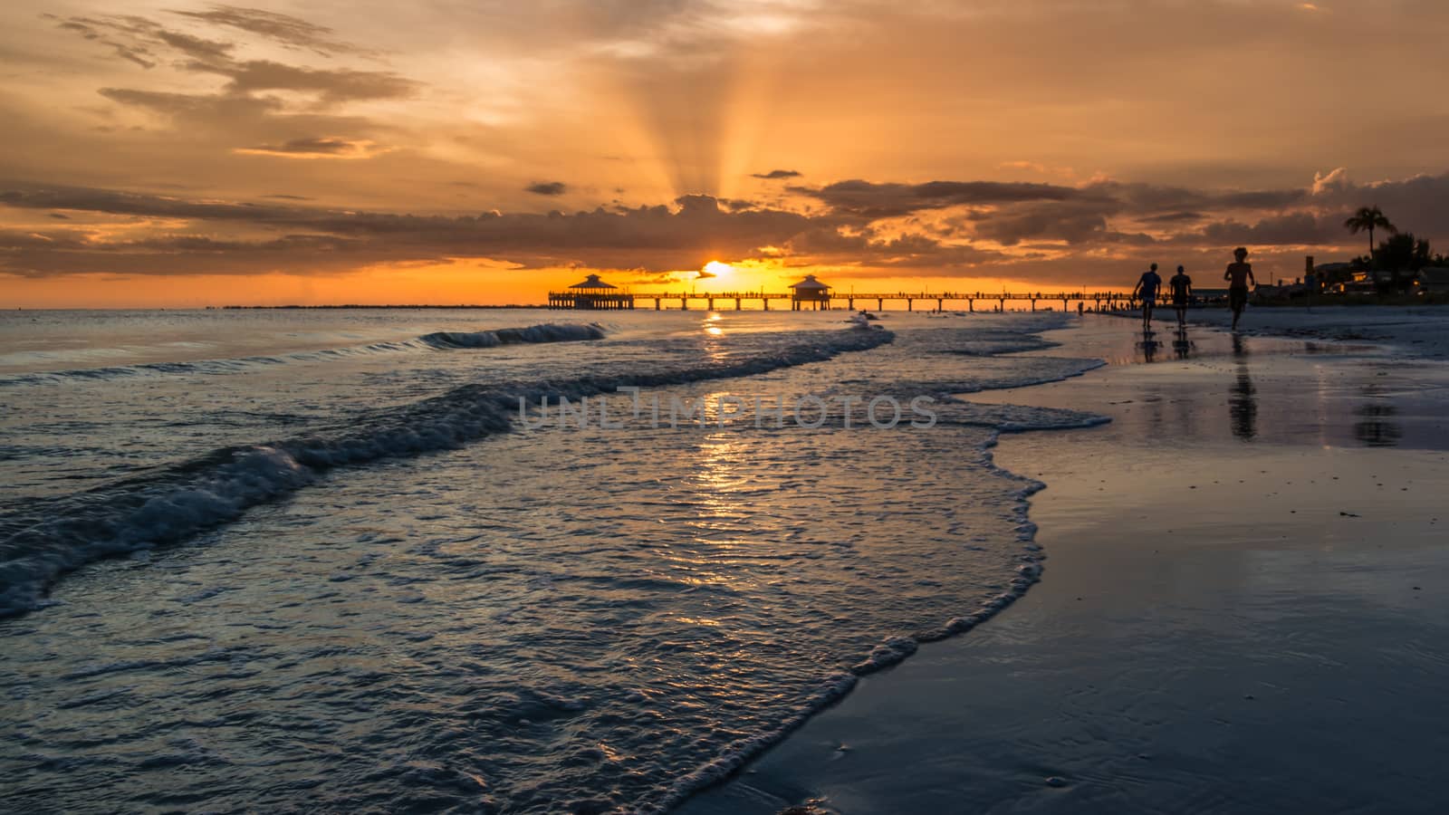 Sunset on Fort Myers Beach by derejeb