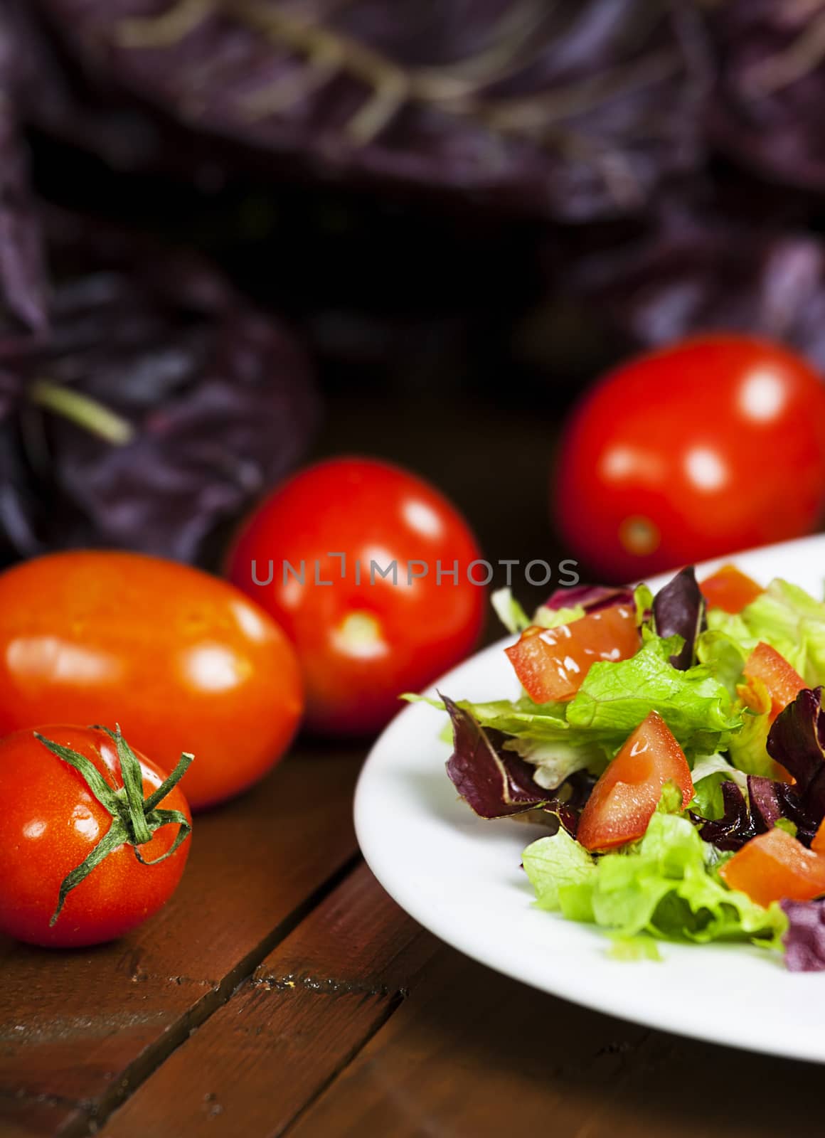 Mixed salad with red chicory and tomato