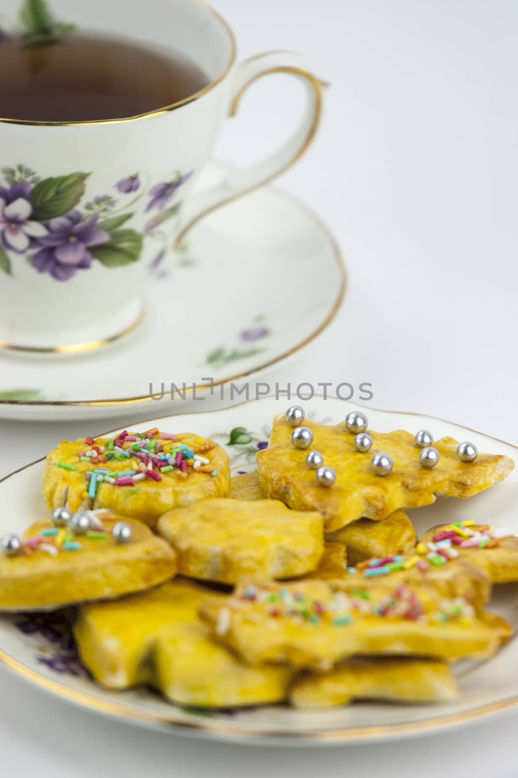 Cup of english tea whit sweet and decored cookies