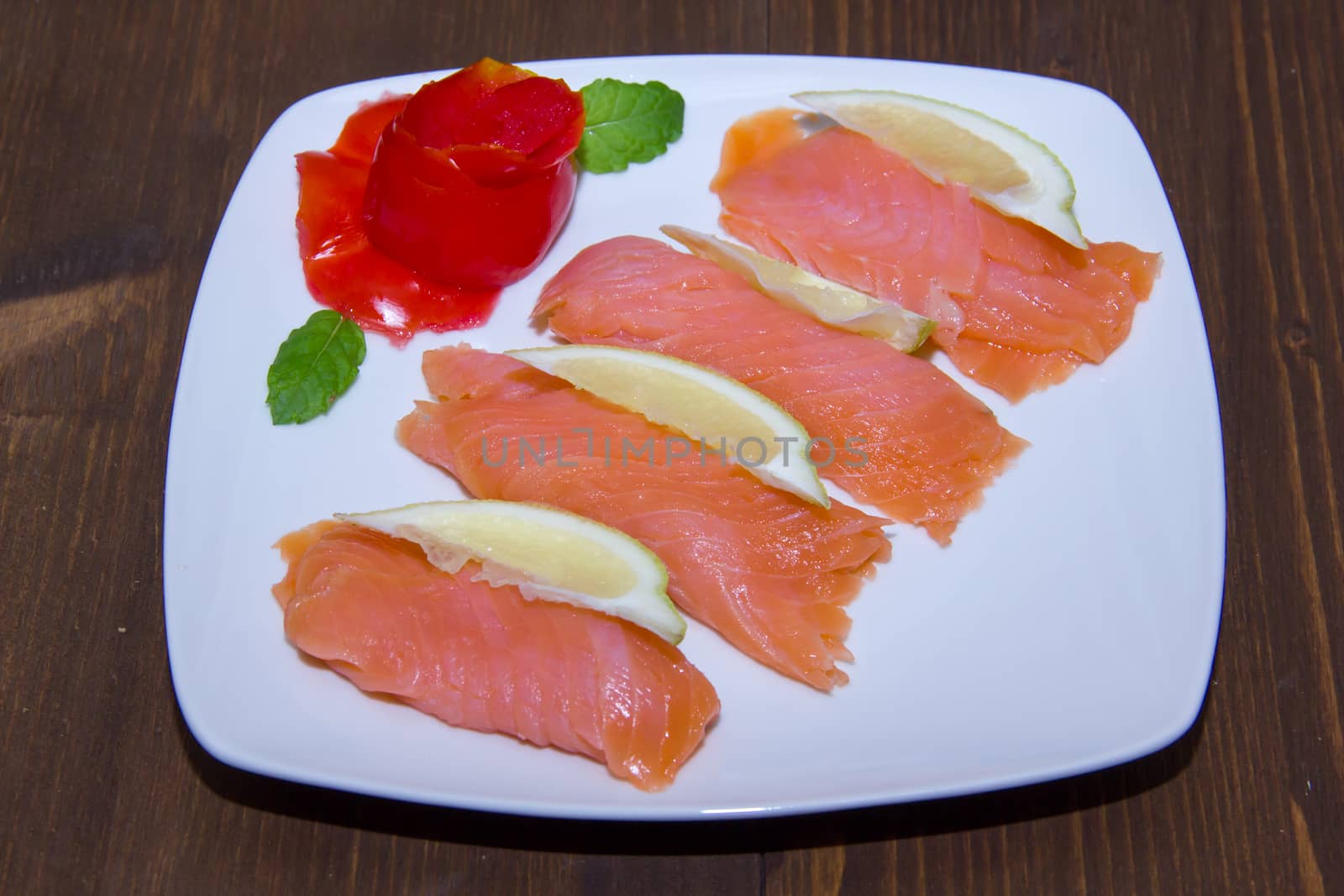 Piatto di salmone su tavolo by spafra