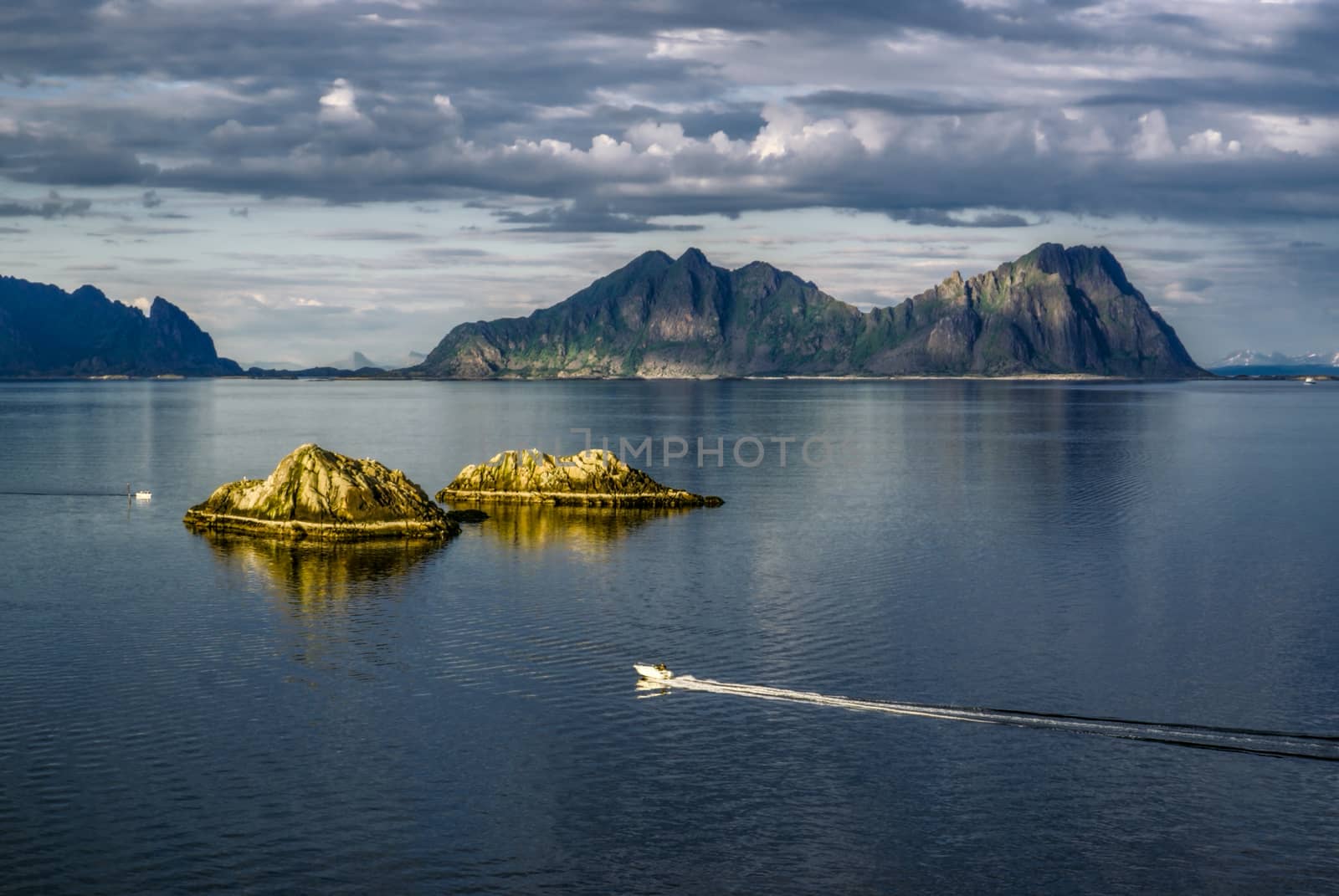 Lofoten islands by MichalKnitl
