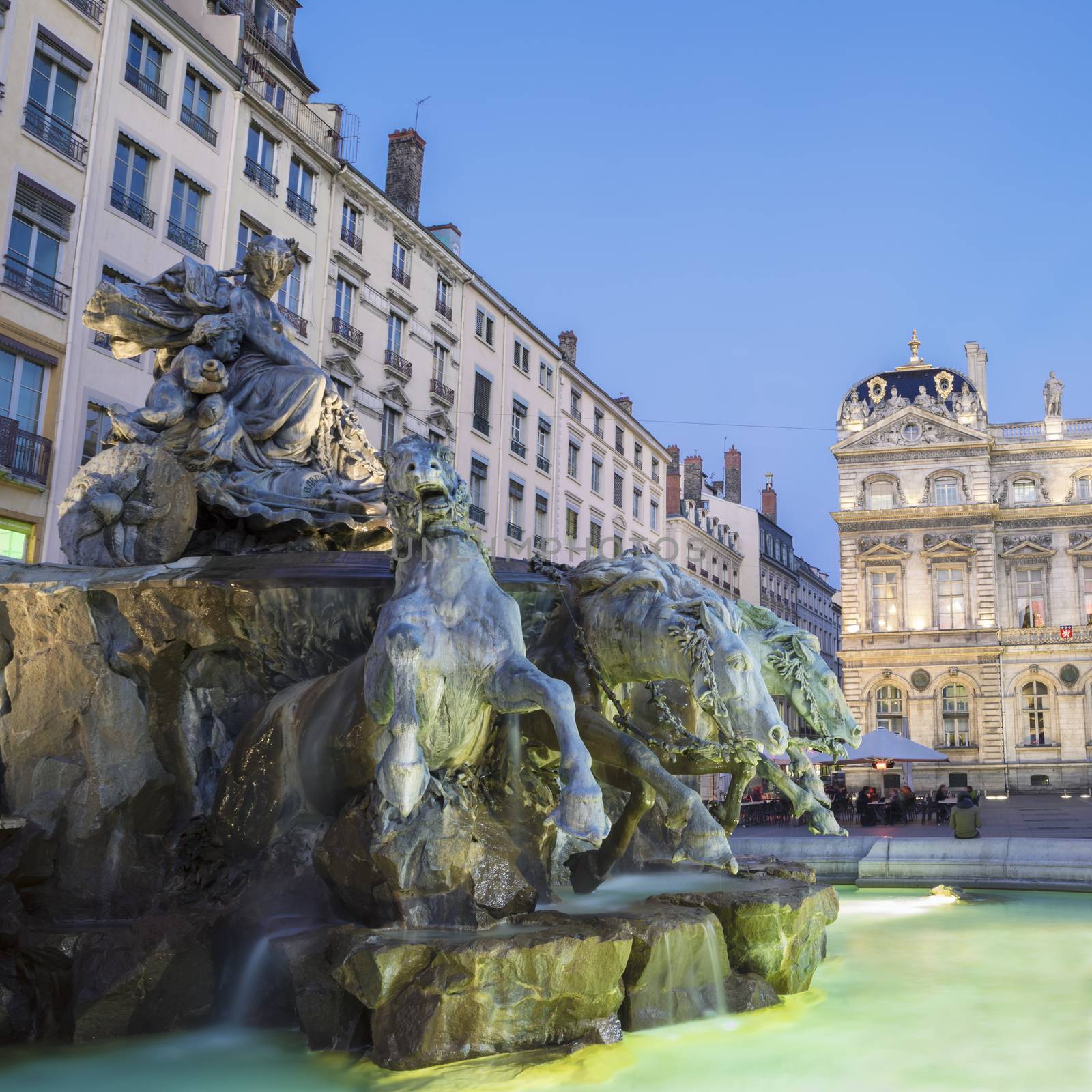 Bartholdi Fountain in Lyon by night by vwalakte