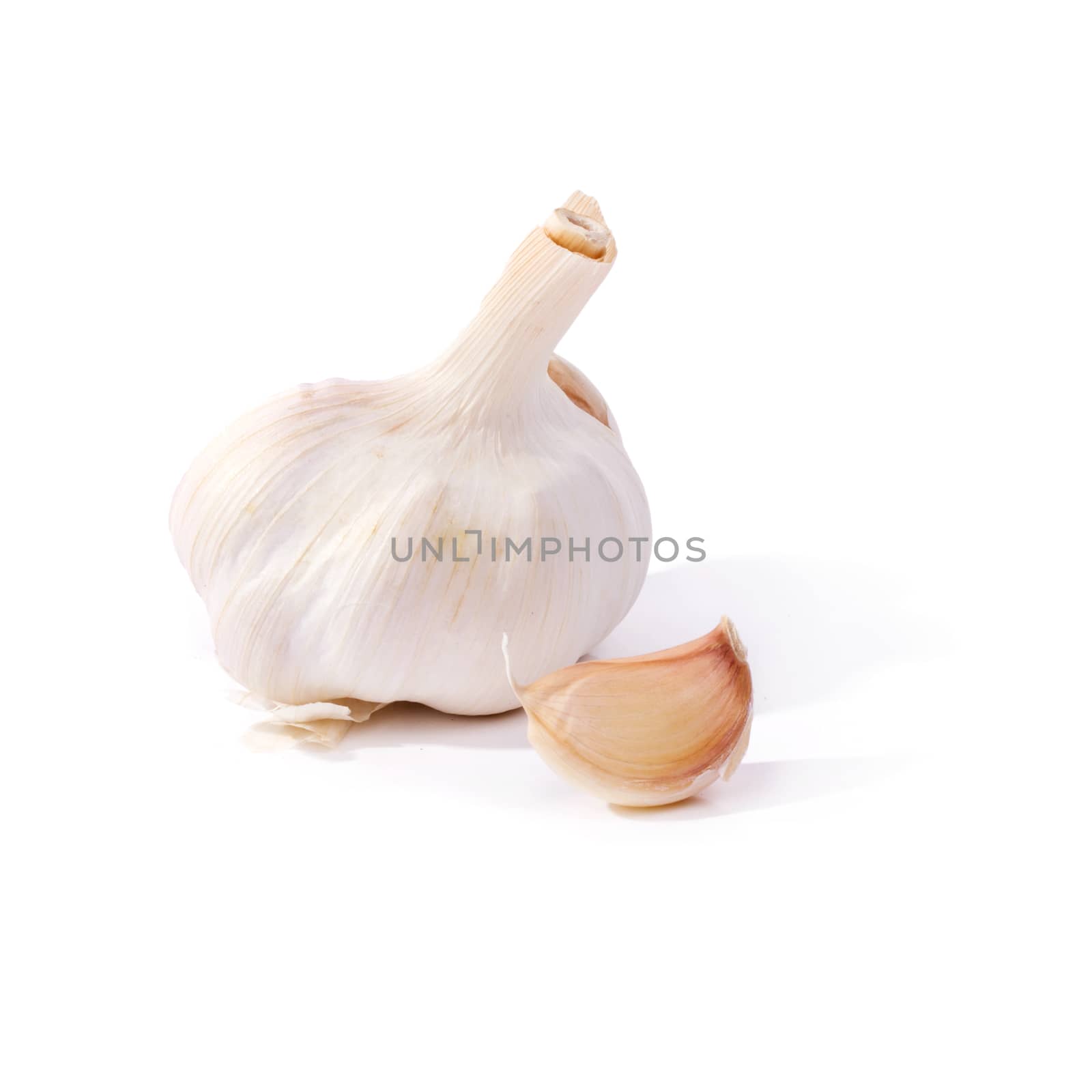 Garlic on the table by rufatjumali