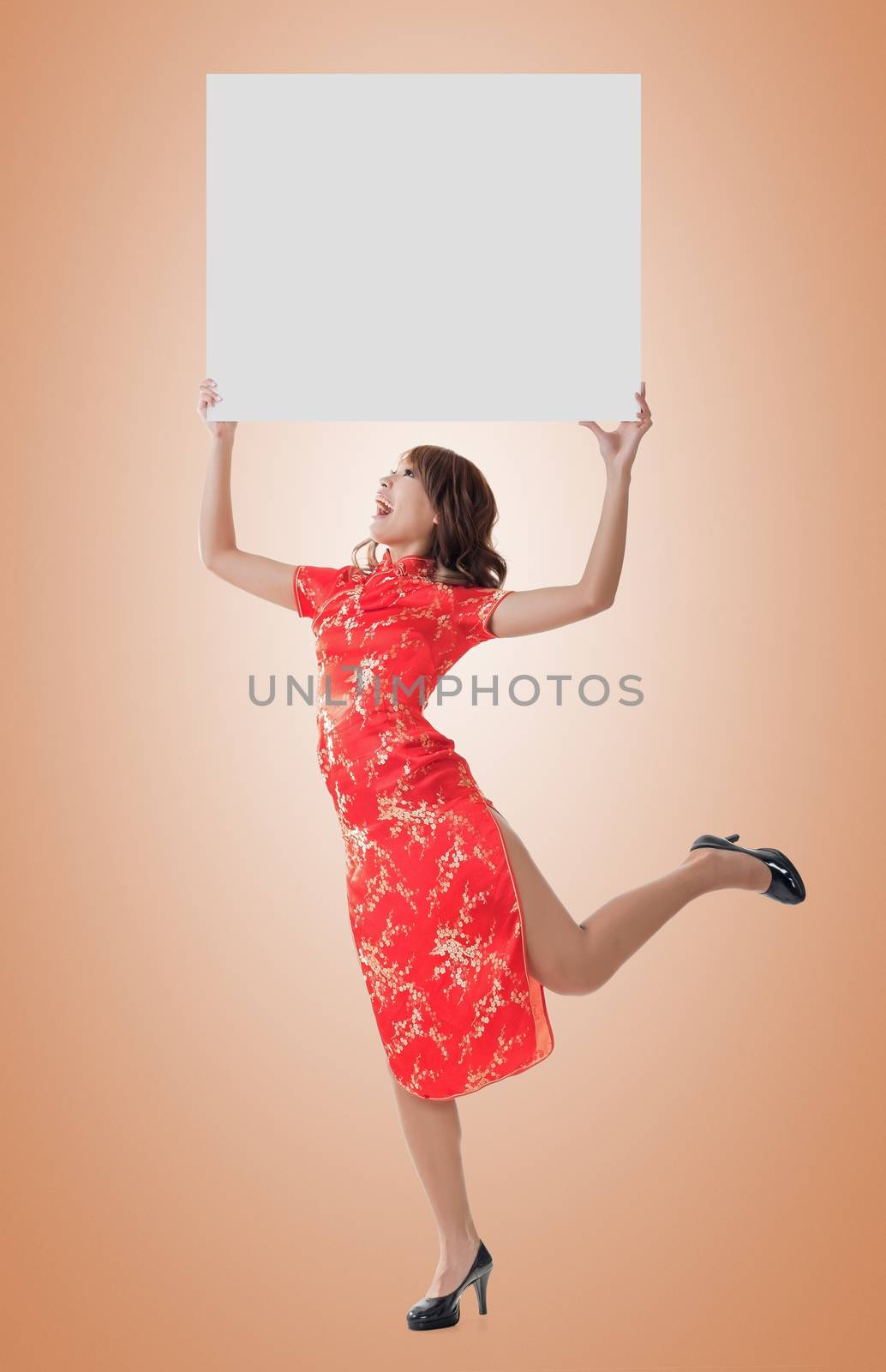 Attractive Chinese woman dress traditional cheongsam and hold blank board, full length portrait.