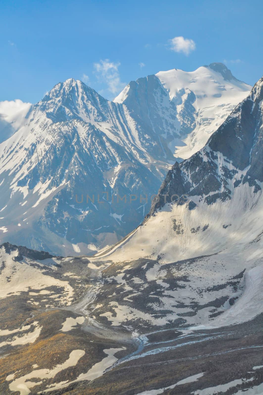 Peaks in Himalayas by MichalKnitl