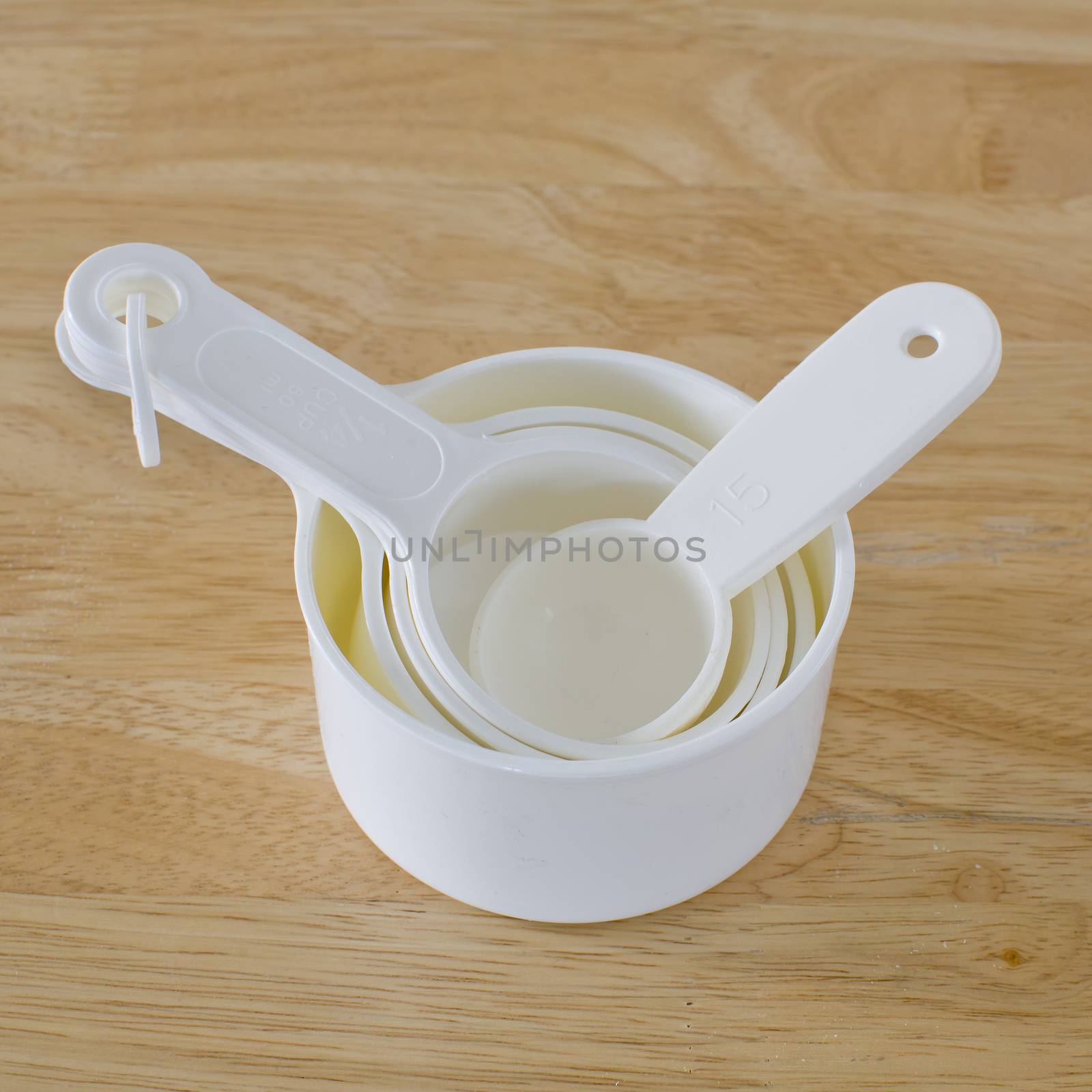 measuring cup baking utensils ona wood background