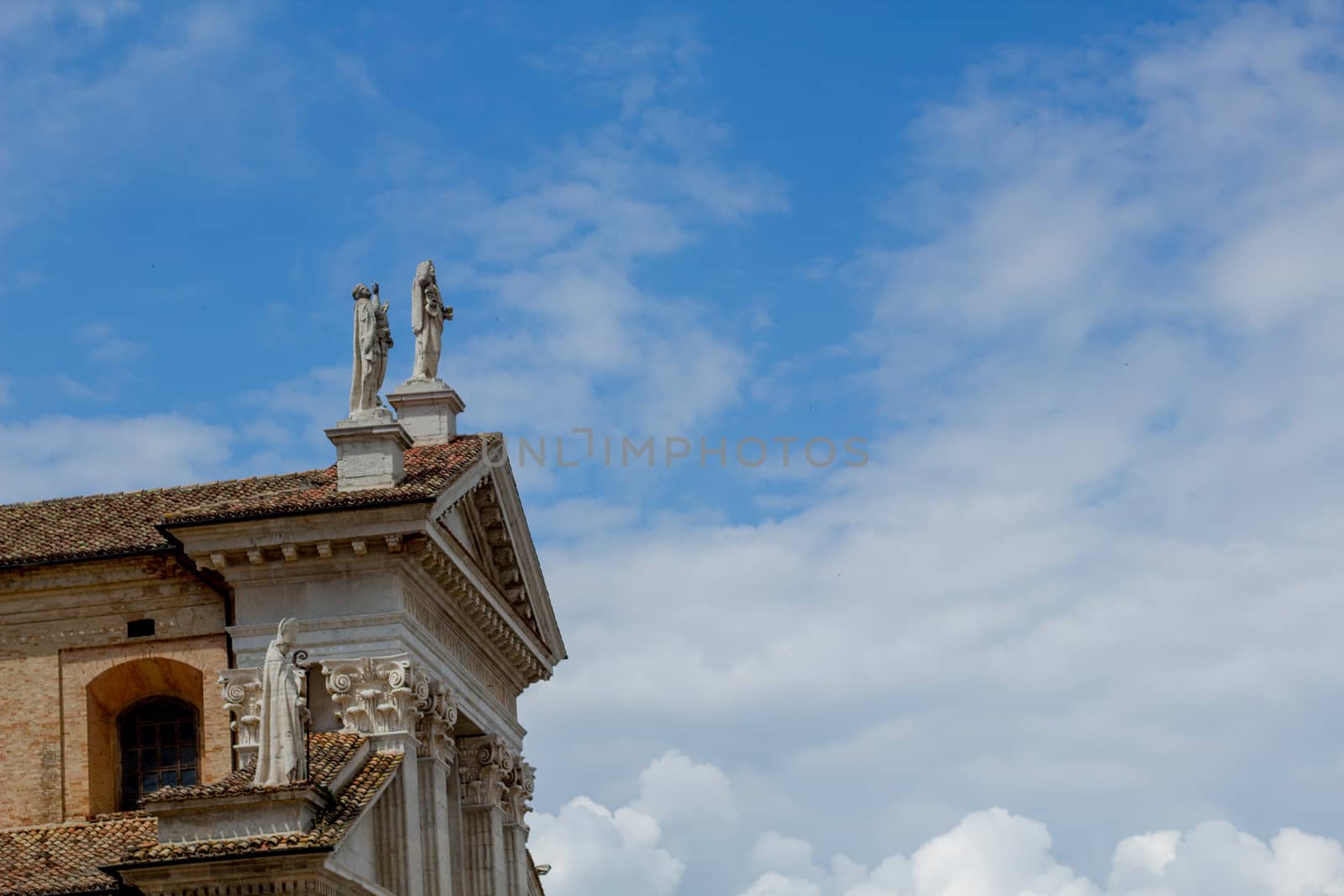 Three statue in the roof by Carbonas