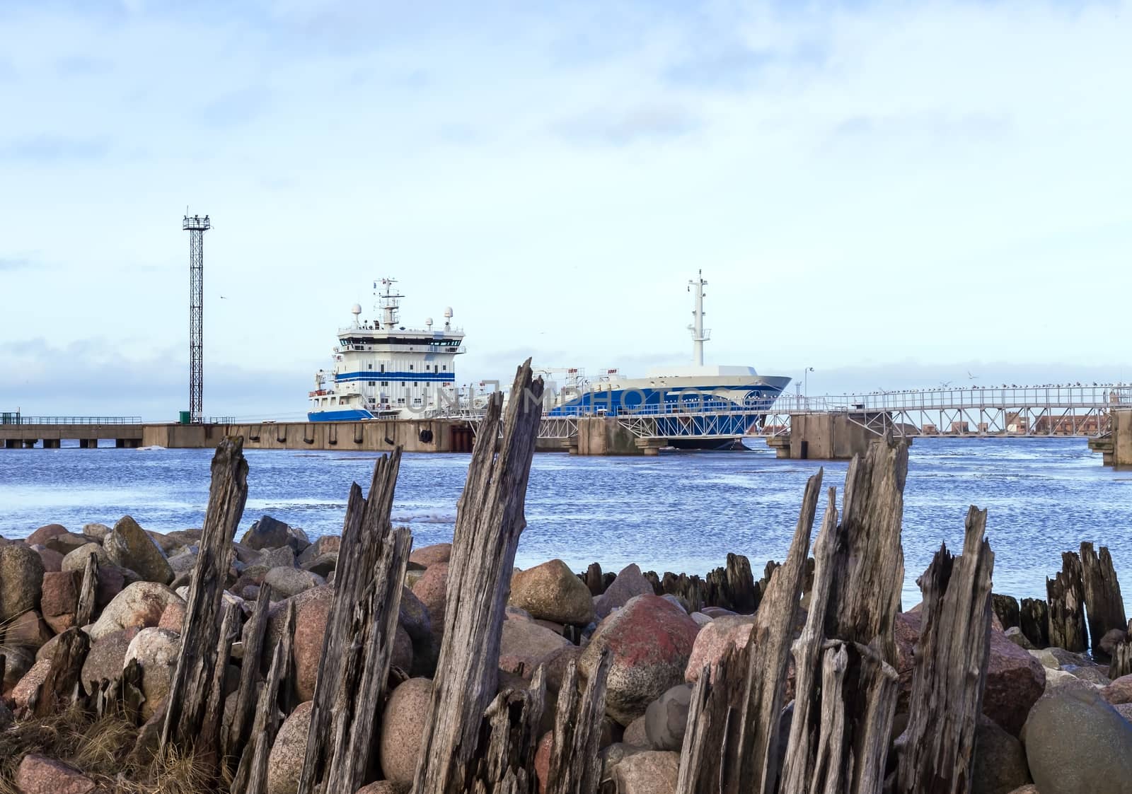 breakwaters on the Baltic coast of stone and wood
