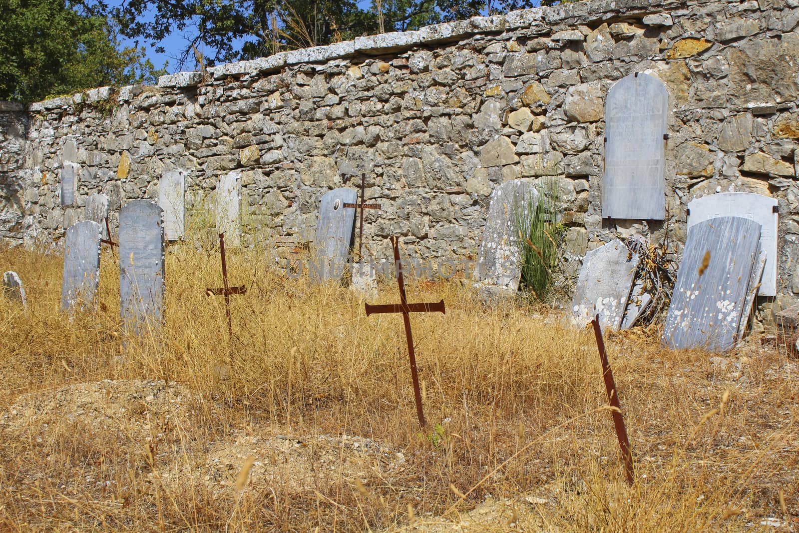 Croci e lapidi di un cimitero di campagna abbandonato