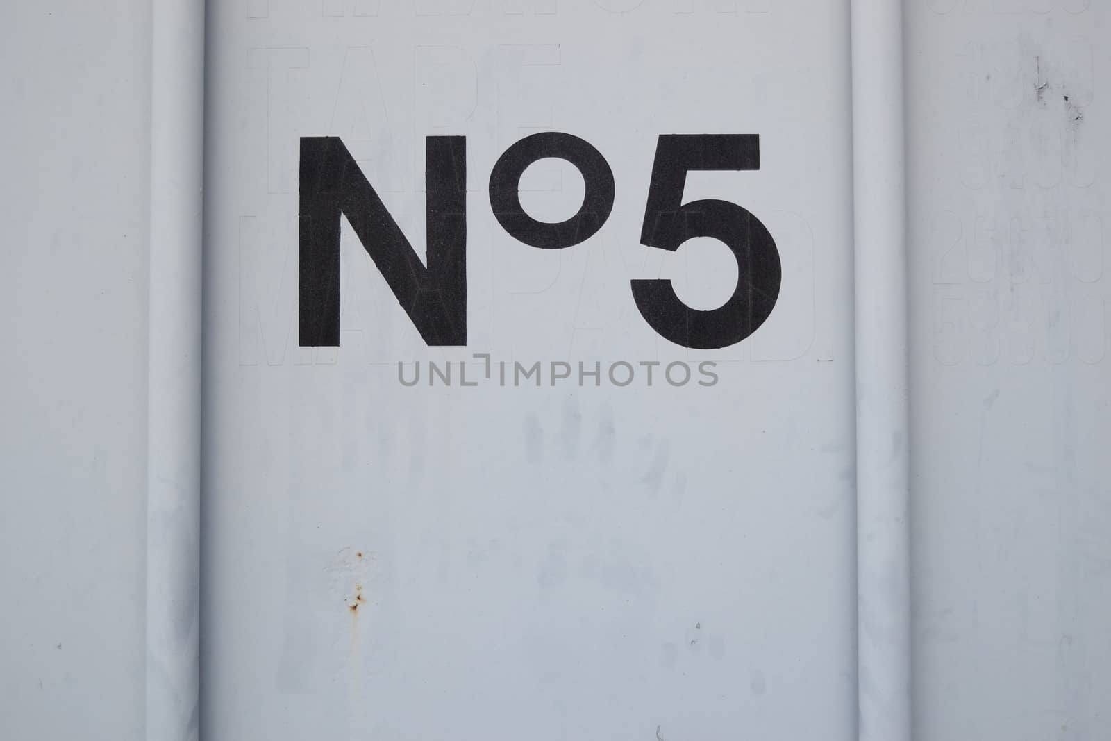 number 5 wroten on a container door by ncuisinier