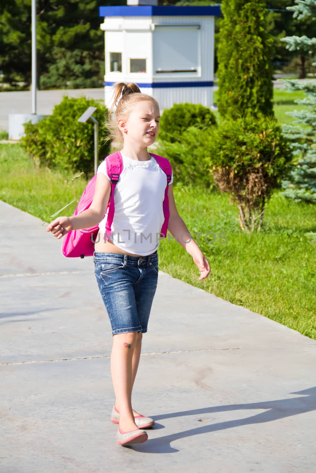 Cute girl go to school with pink knapsack