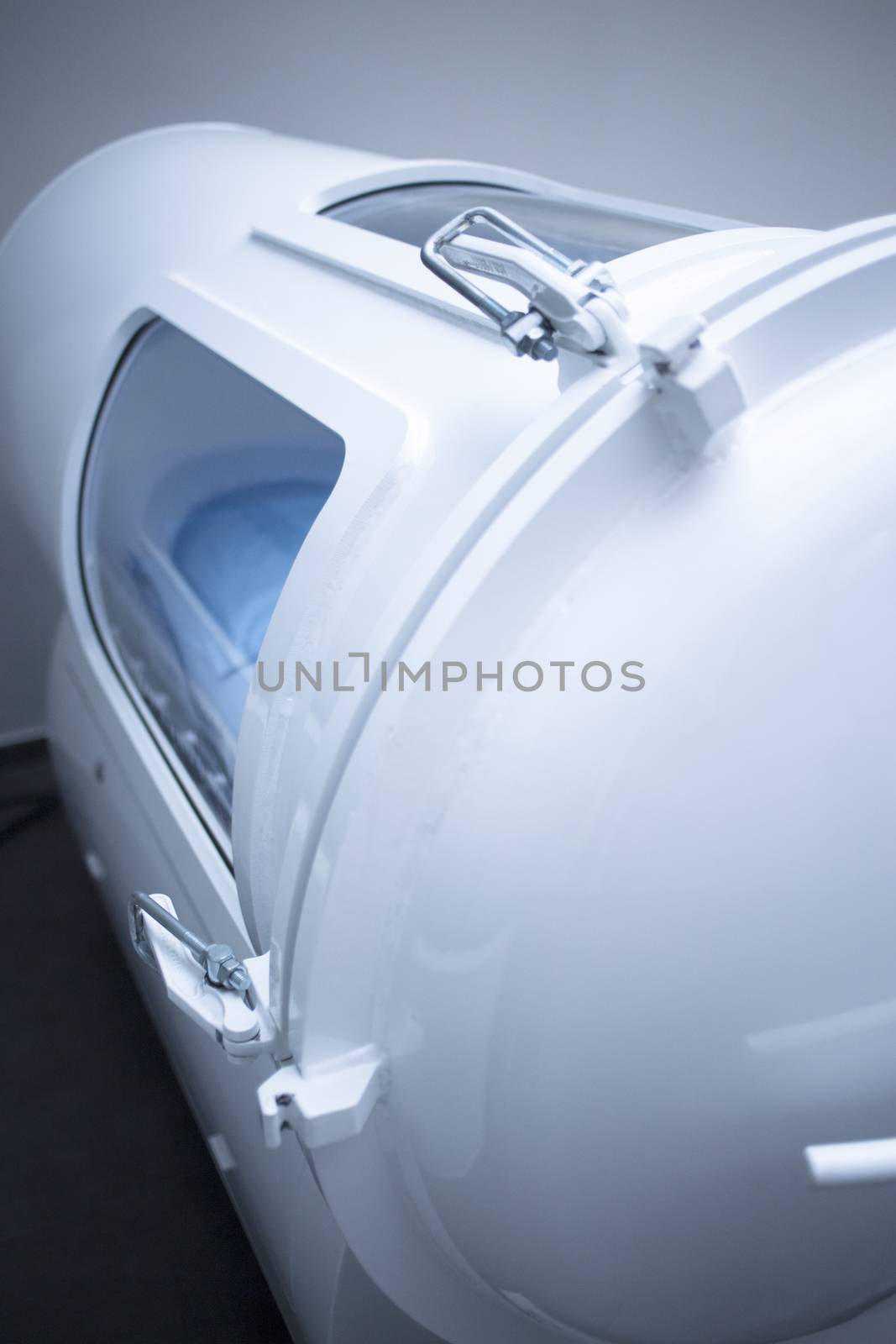 HBOT Hyperbaric Oxygen Therapy treatment chamber by edwardolive