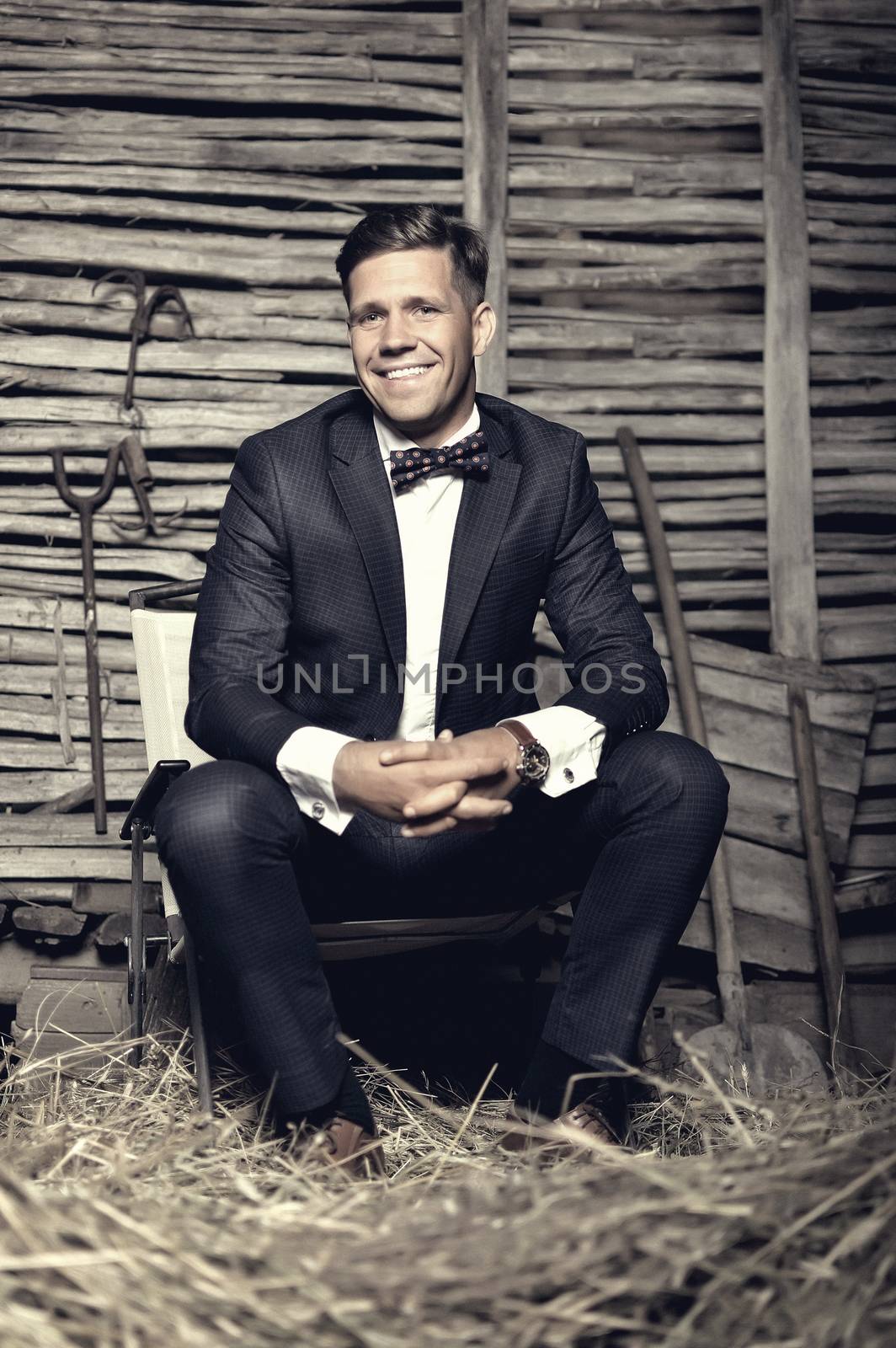 Young man dressed with an elegant suit and with a success attitude