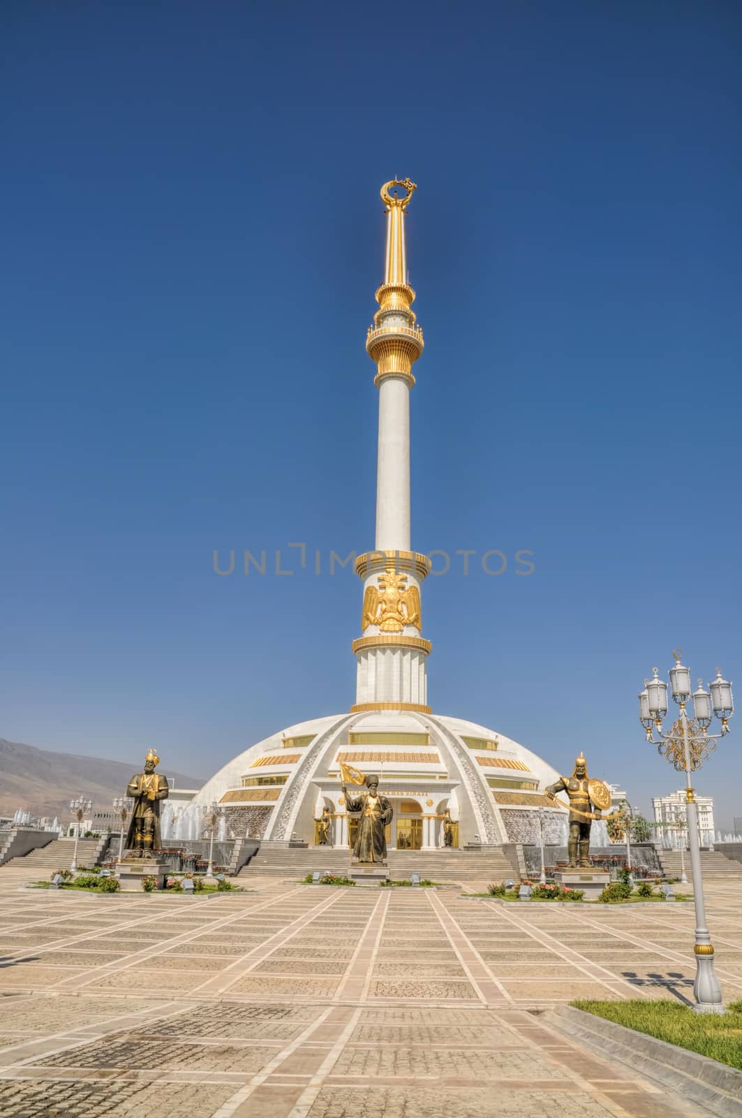 Monument of independence in Ashgabat by MichalKnitl