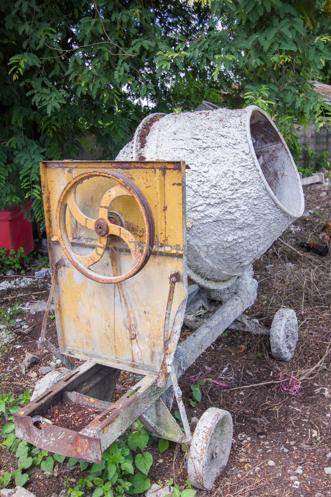 Abandon old industrial cement mixer machine