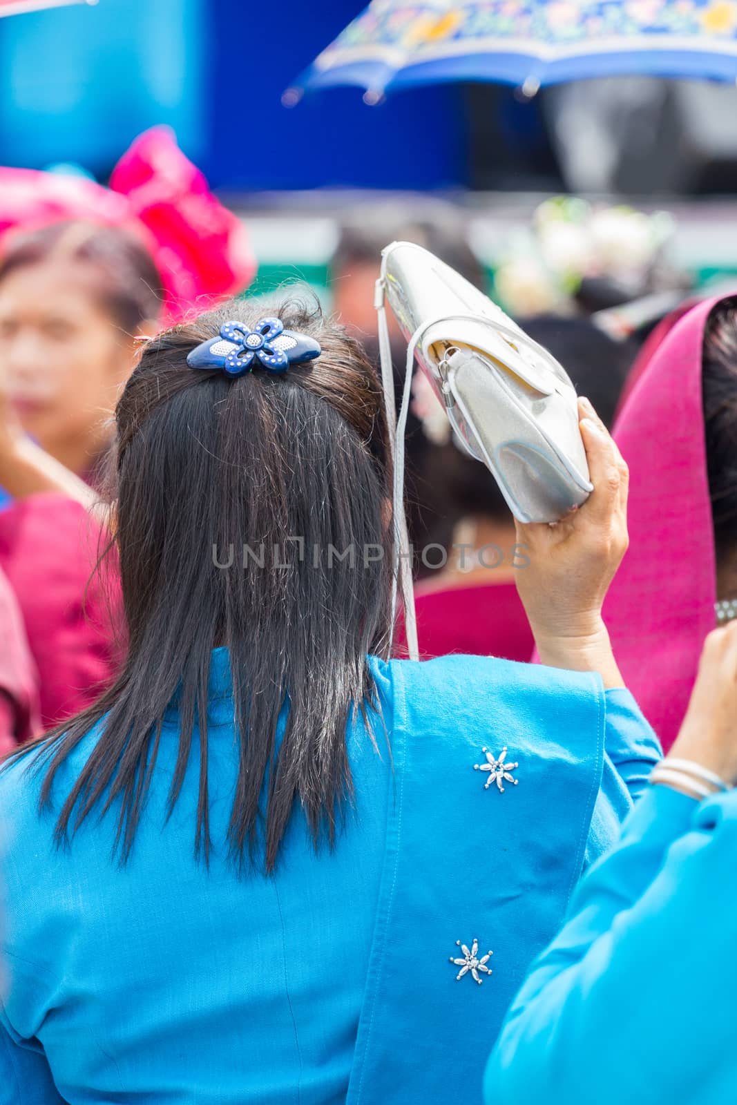 woman using her bag to prevent sunshine.