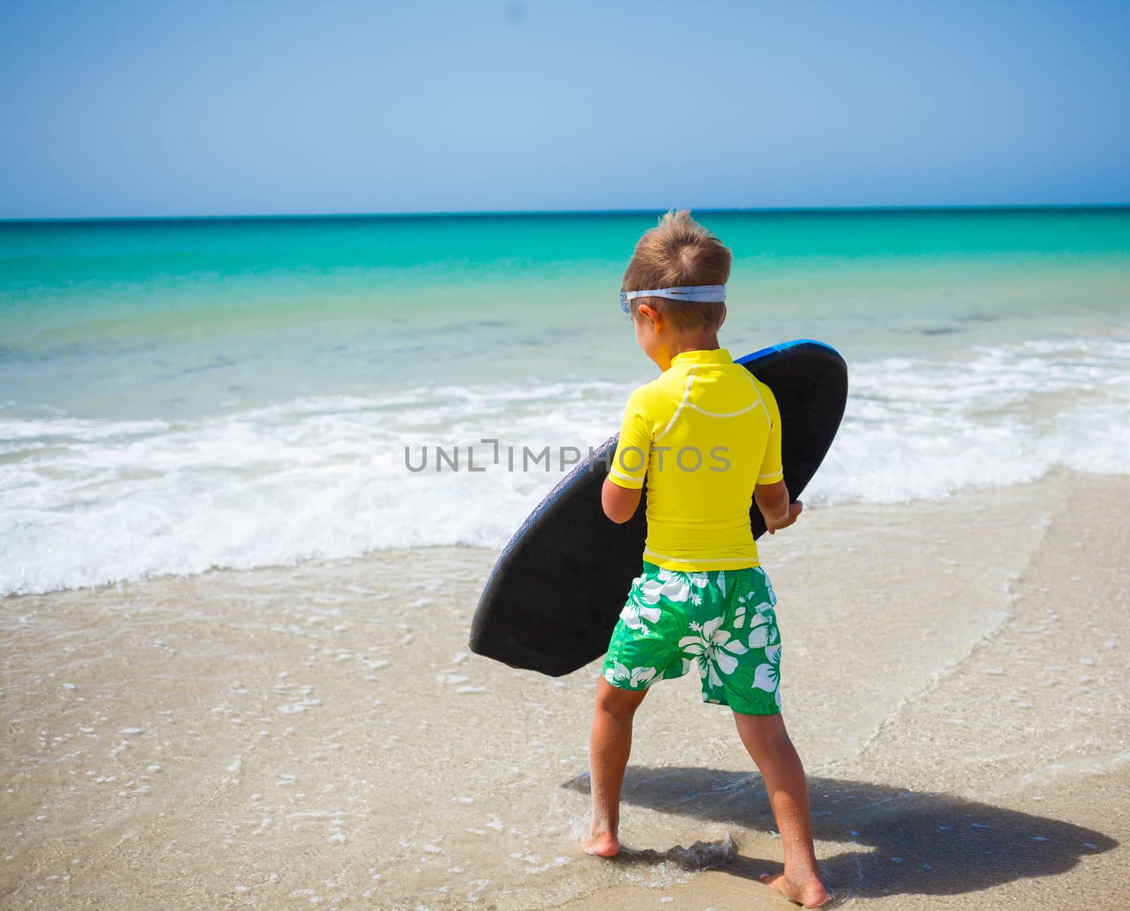 Boy with surf by maxoliki