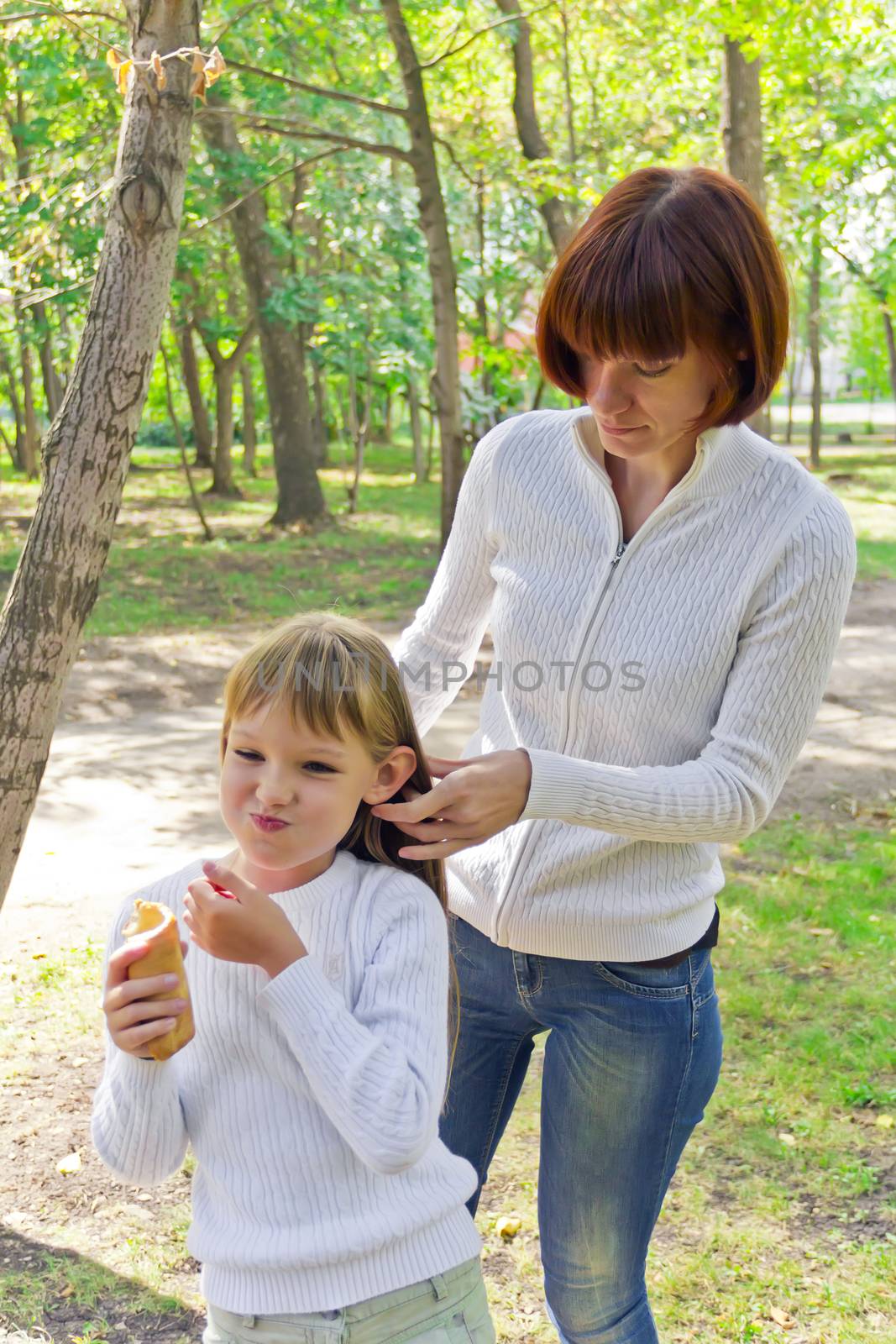 Photo of mother and daughter makes hairstyle