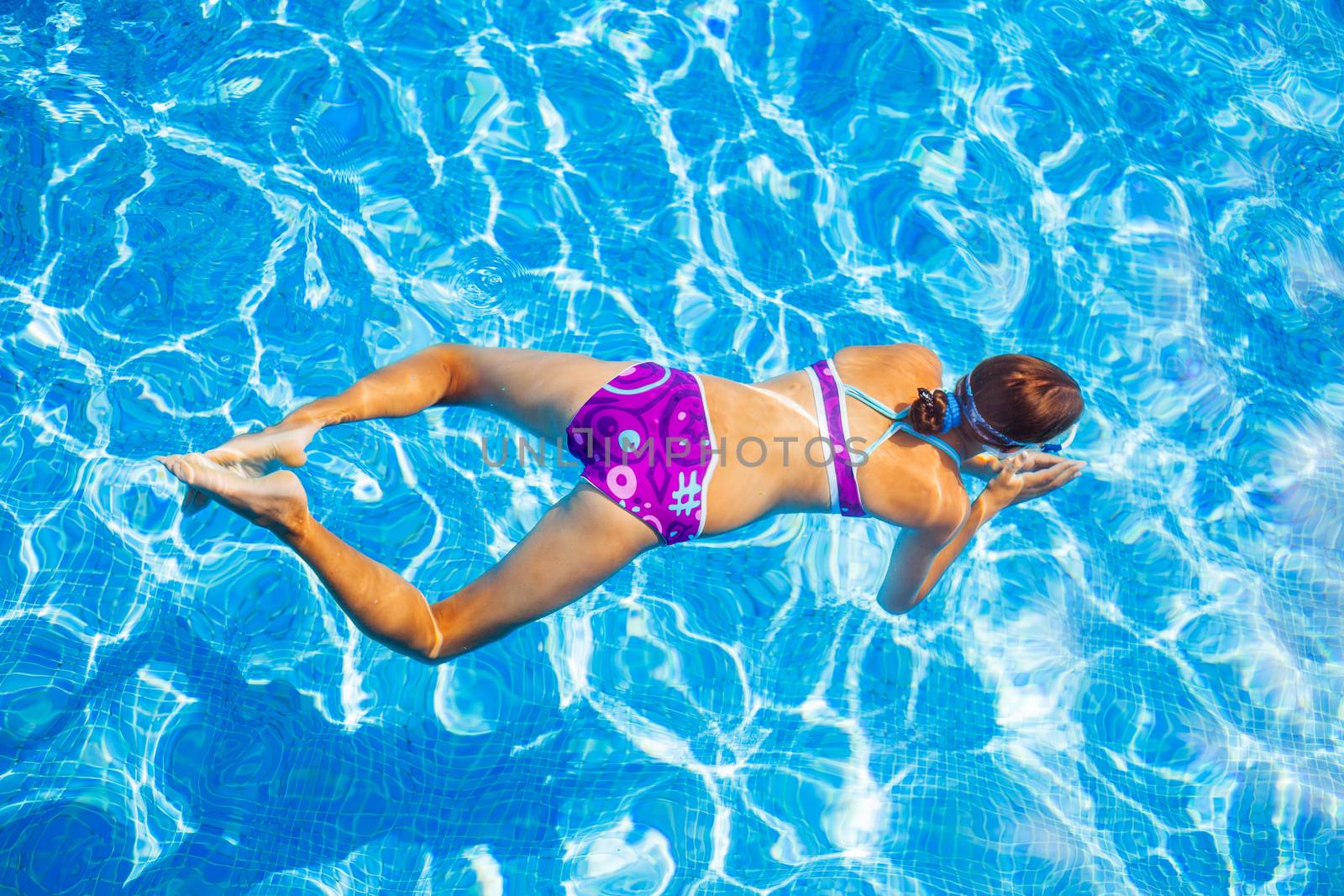 Girl in the pool  by maxoliki