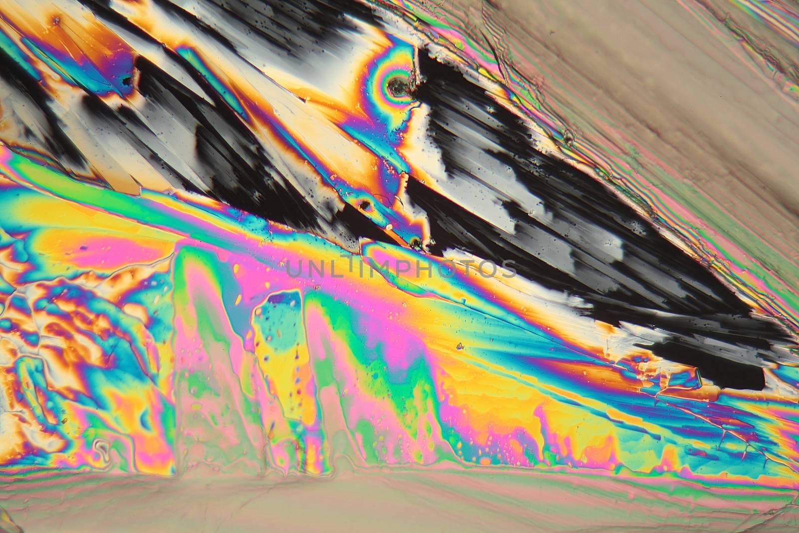 Lanthanum nitrate crystals under a microscope with a magnification of 100x and in polarized light.