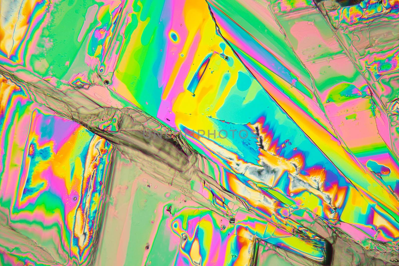 Lanthanum nitrate crystals under a microscope with a magnification of 100x and in polarized light.