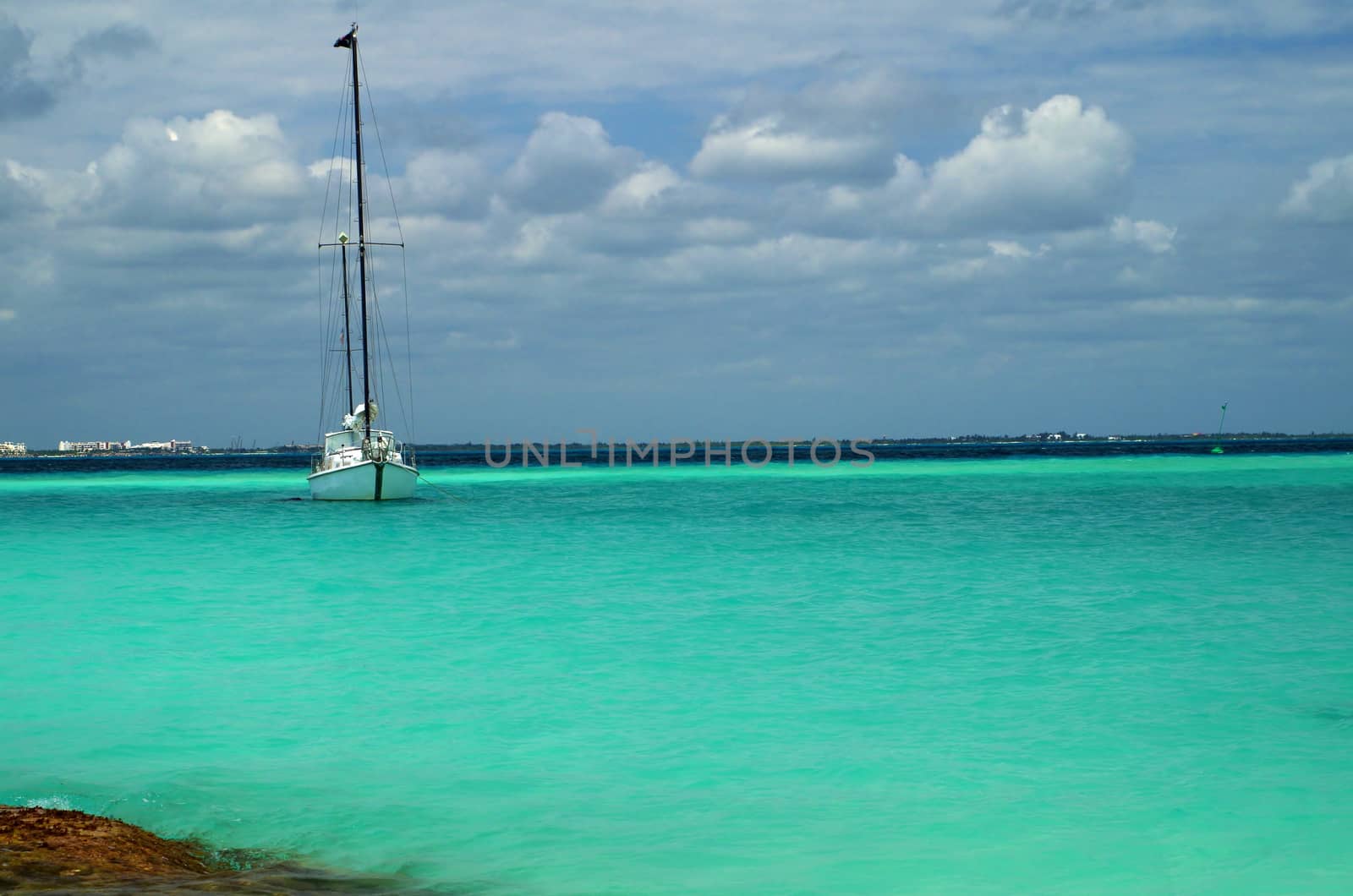 Single sailboat off the coast of Isla Mujeres